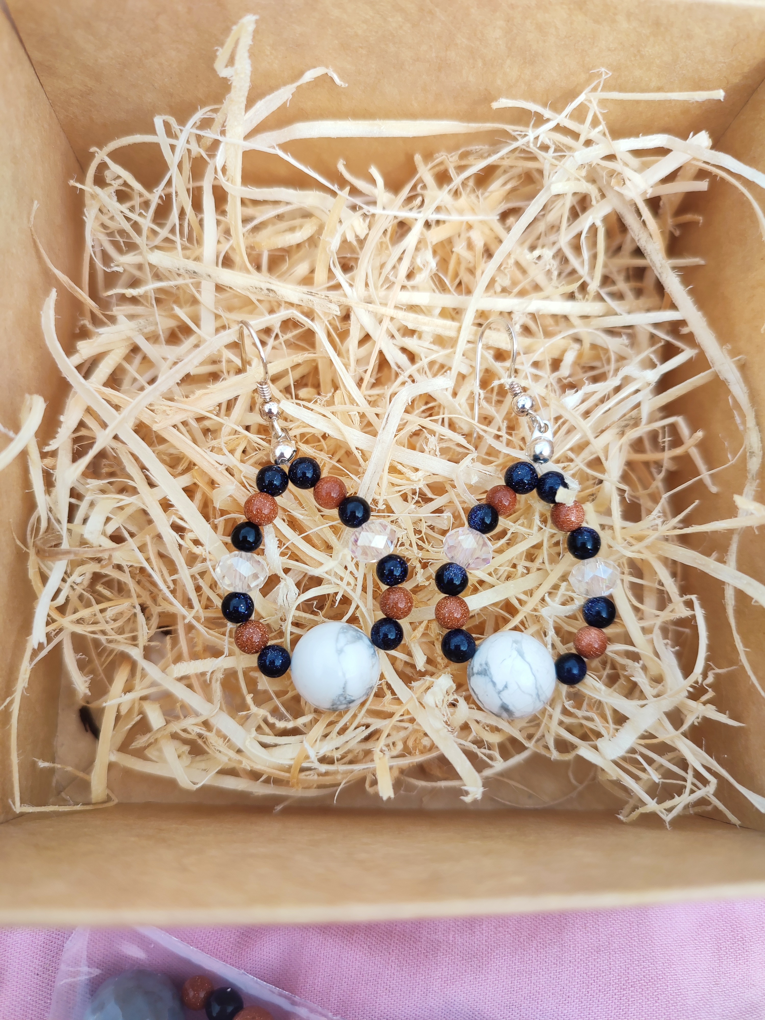 Rankų darbo auskarai "Lašeliai su hovlitu" + AFIRMACIJA