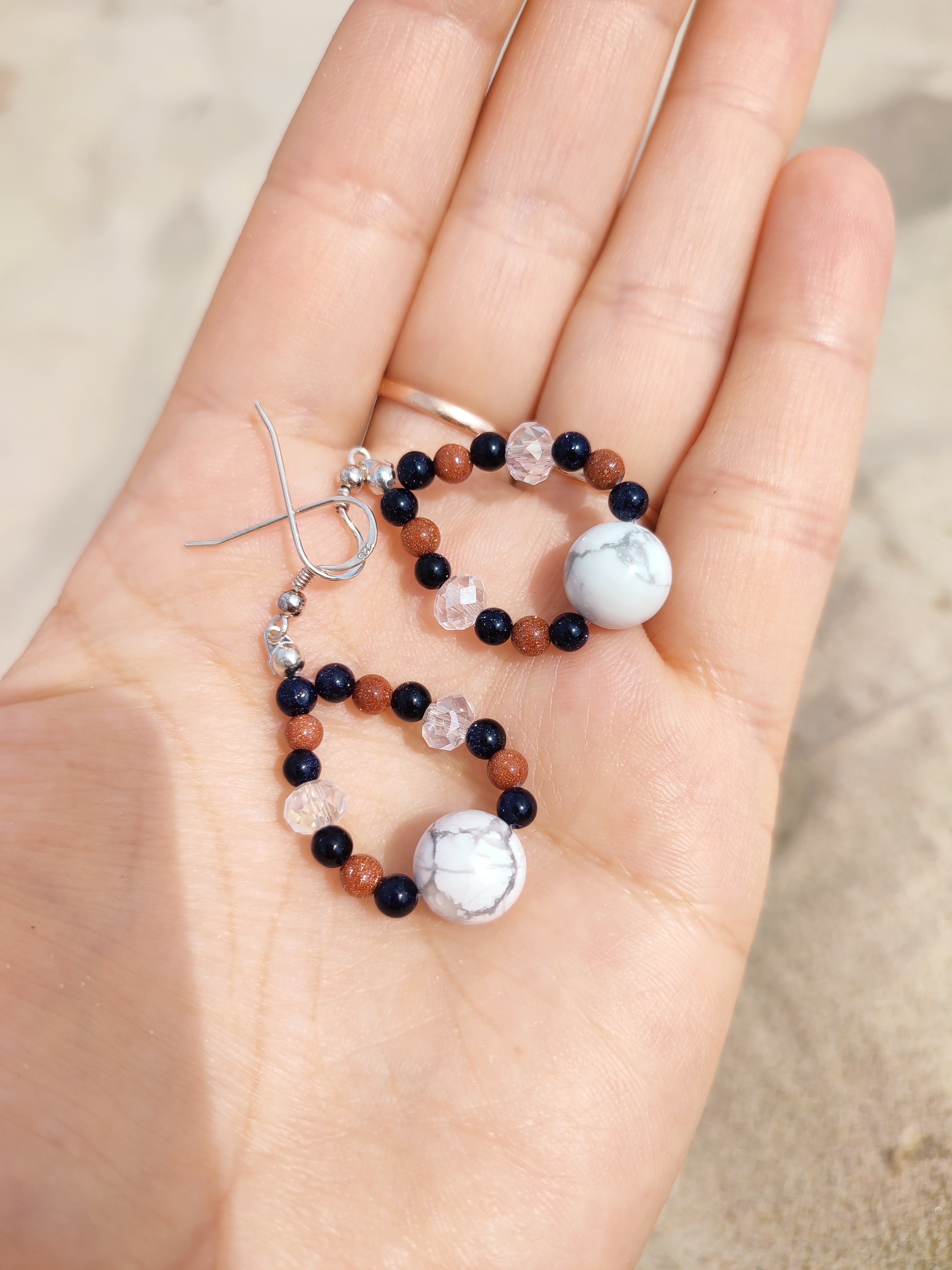 Rankų darbo auskarai "Lašeliai su hovlitu" + AFIRMACIJA