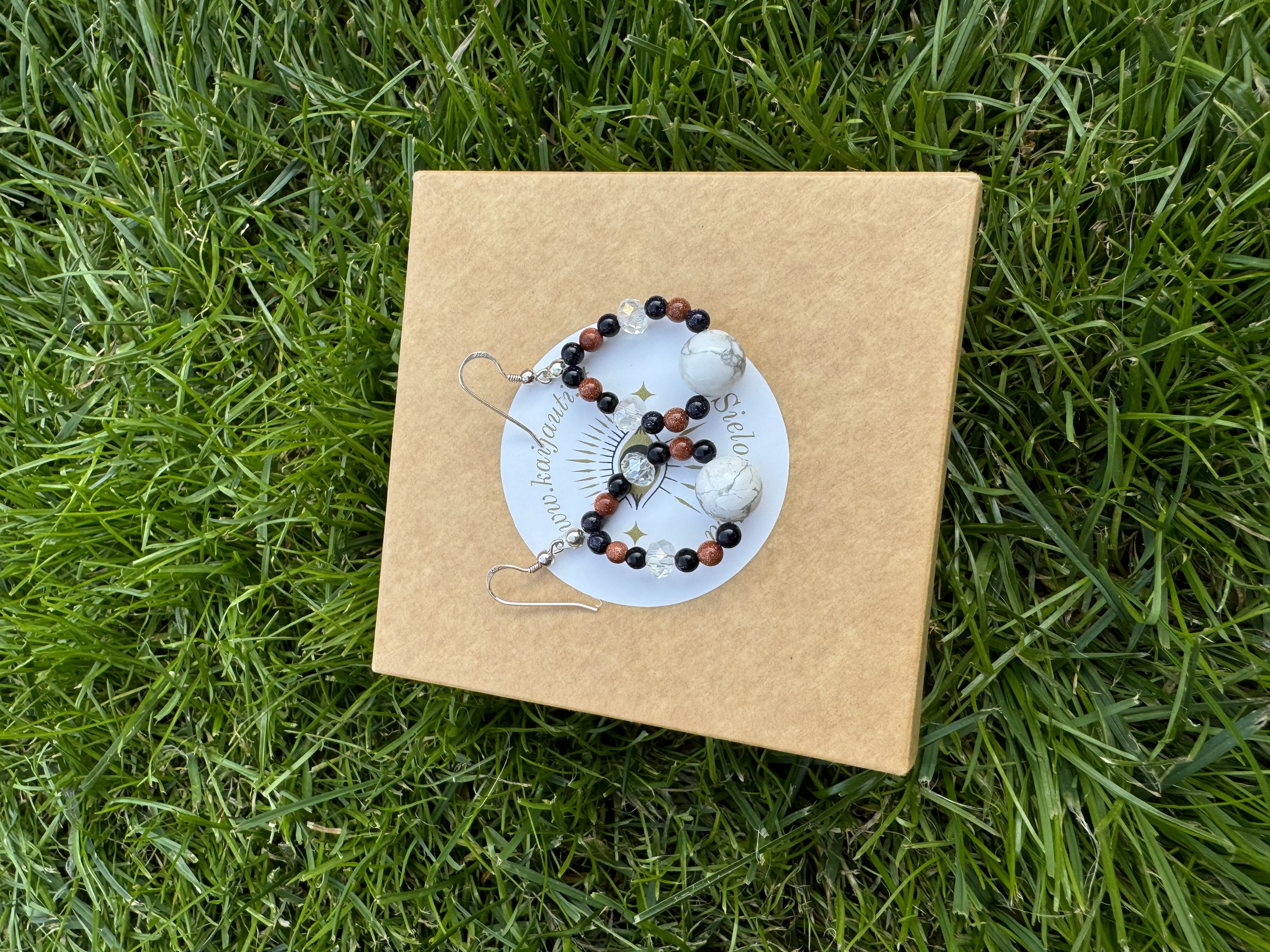 Rankų darbo auskarai "Lašeliai su hovlitu" + AFIRMACIJA