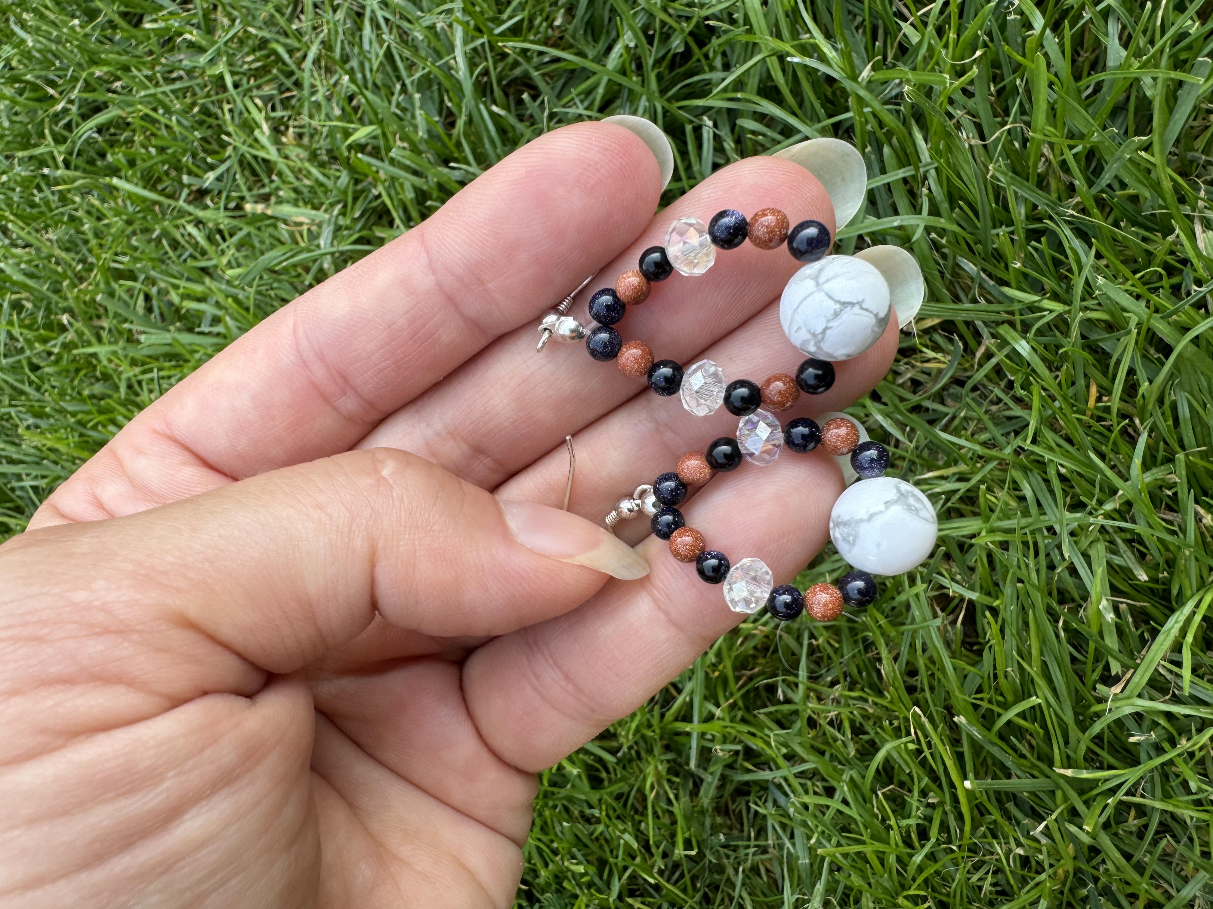 Rankų darbo auskarai "Lašeliai su hovlitu" + AFIRMACIJA