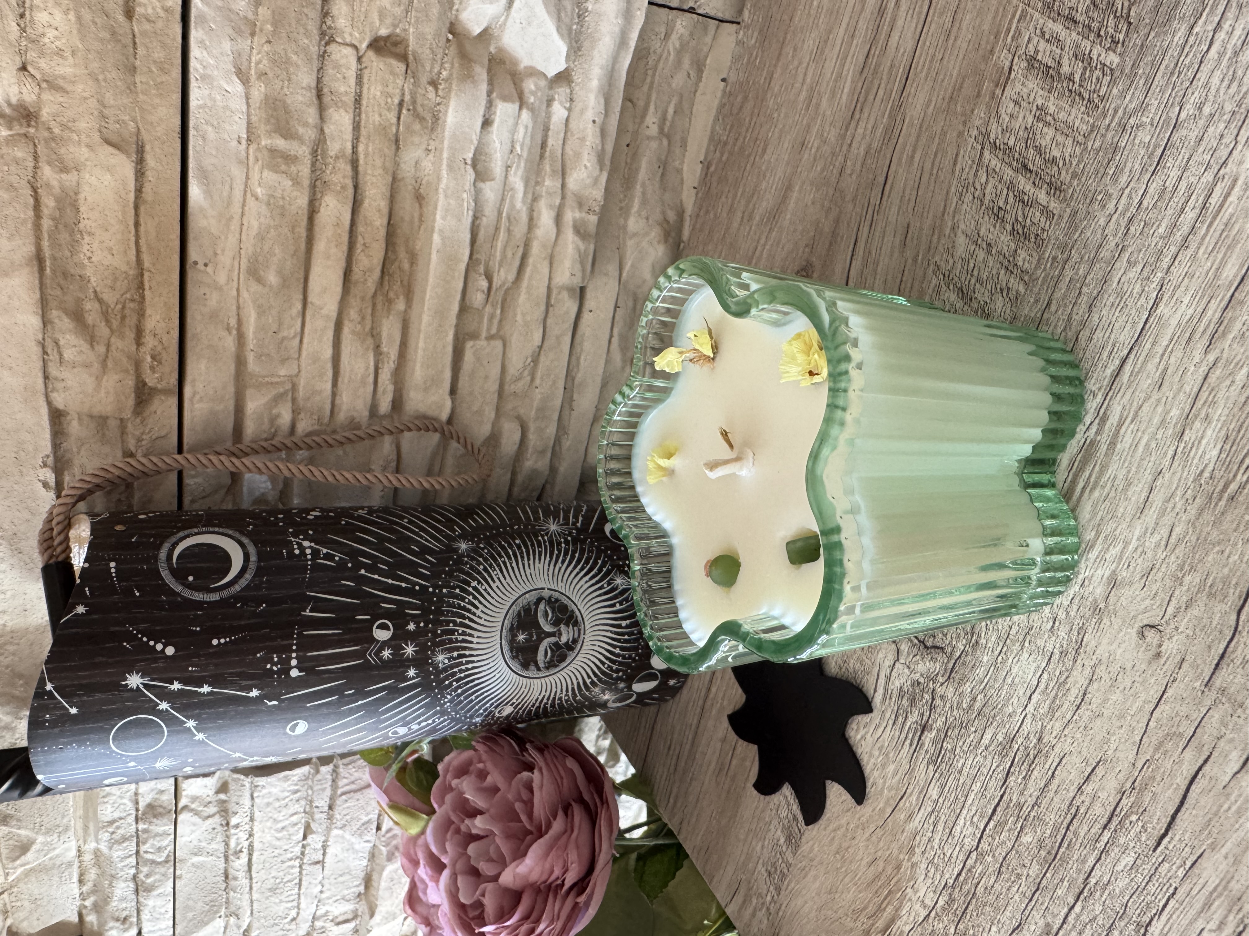 Natūrali sojų vaško žvakė "Gėlė"