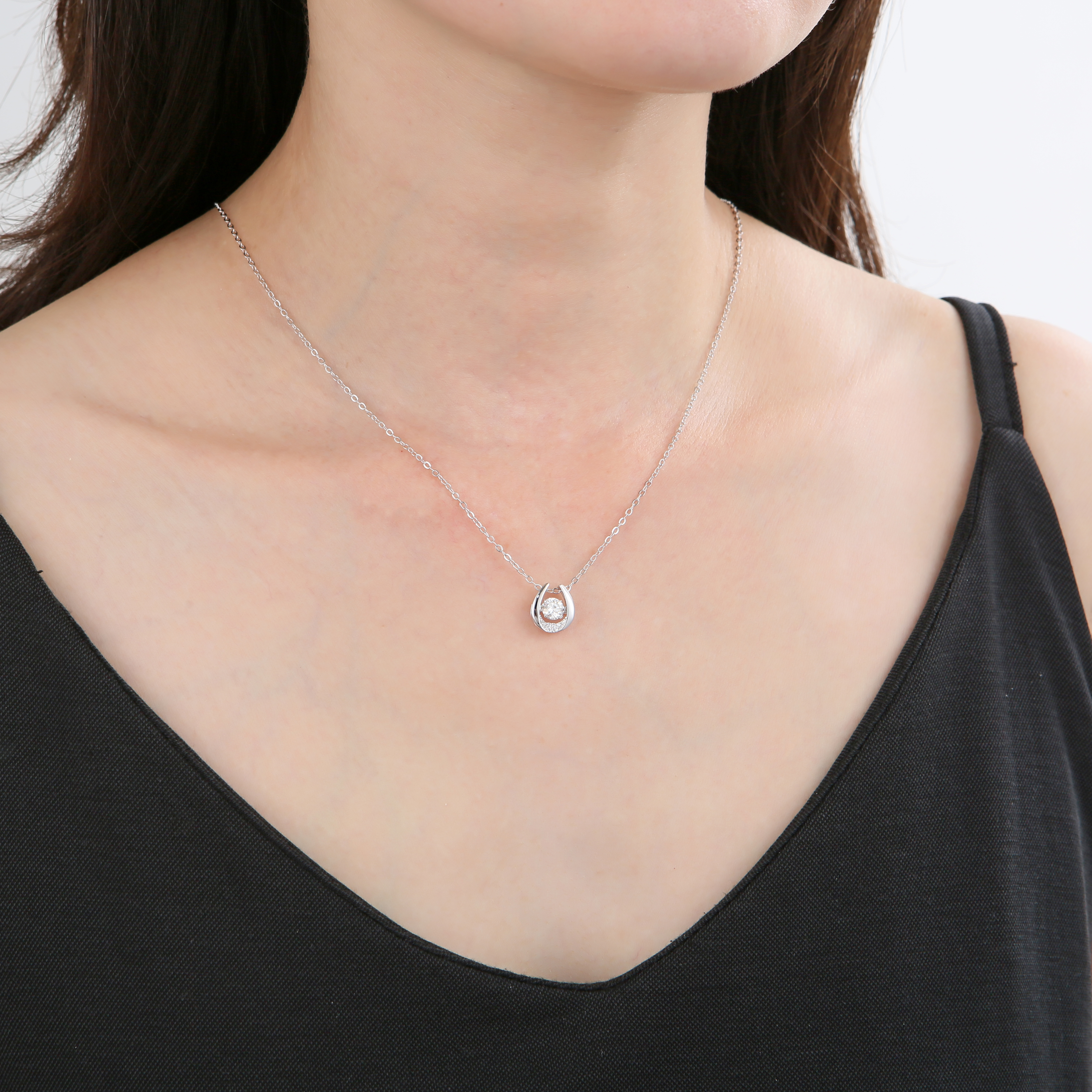 Luna U 莫桑石純銀吊墜項鏈