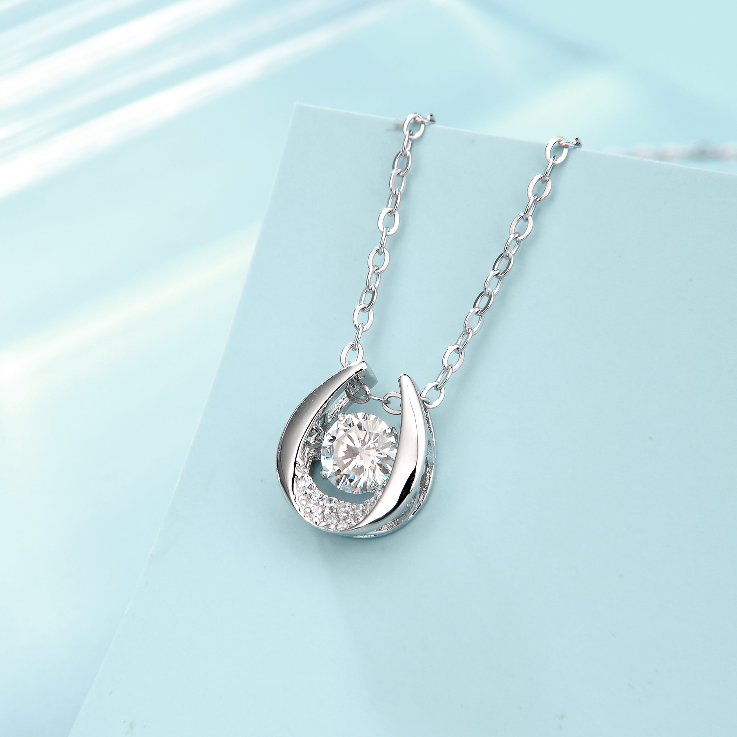 Luna U 莫桑石純銀吊墜項鏈