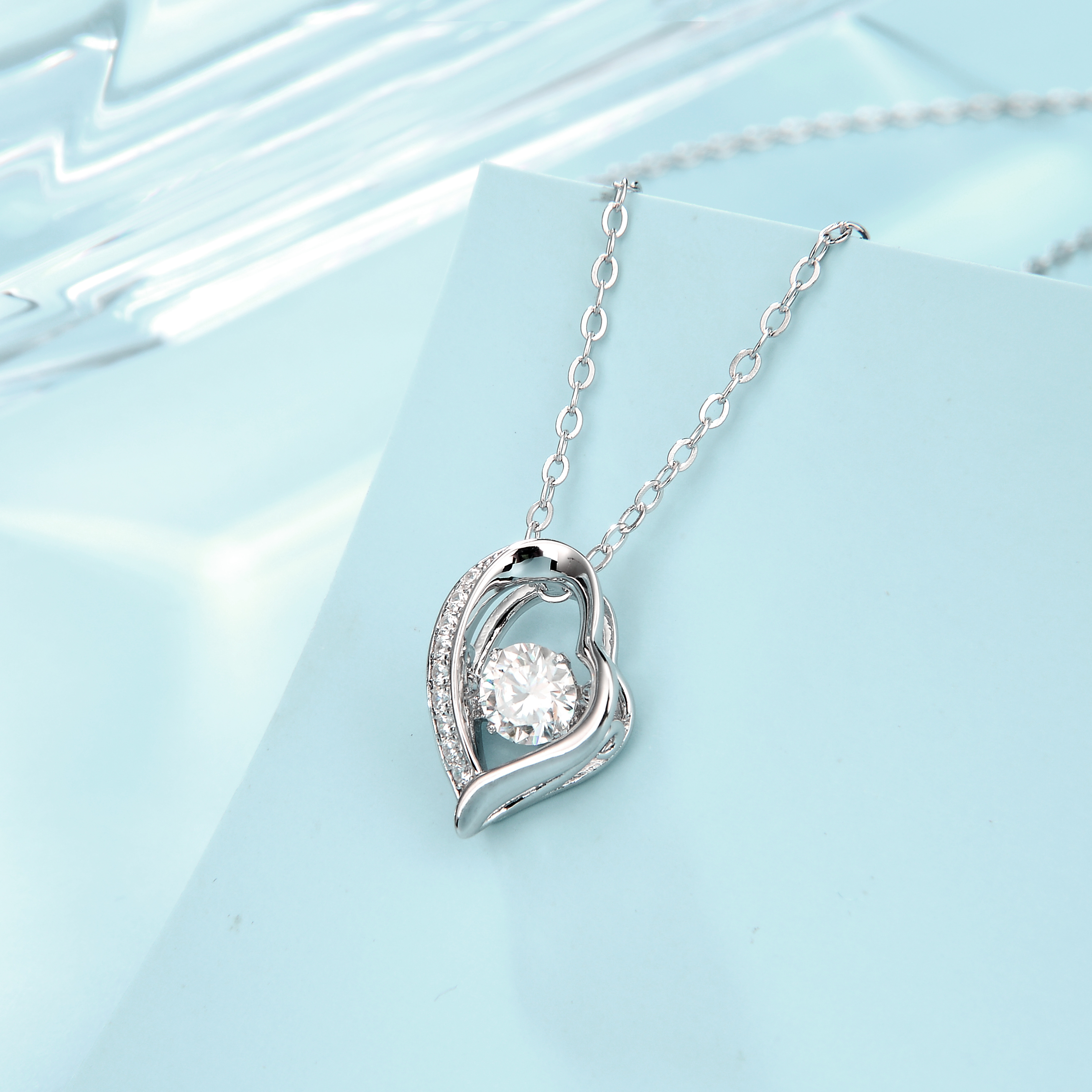 Graceful Heart 莫桑石純銀吊墜項鏈