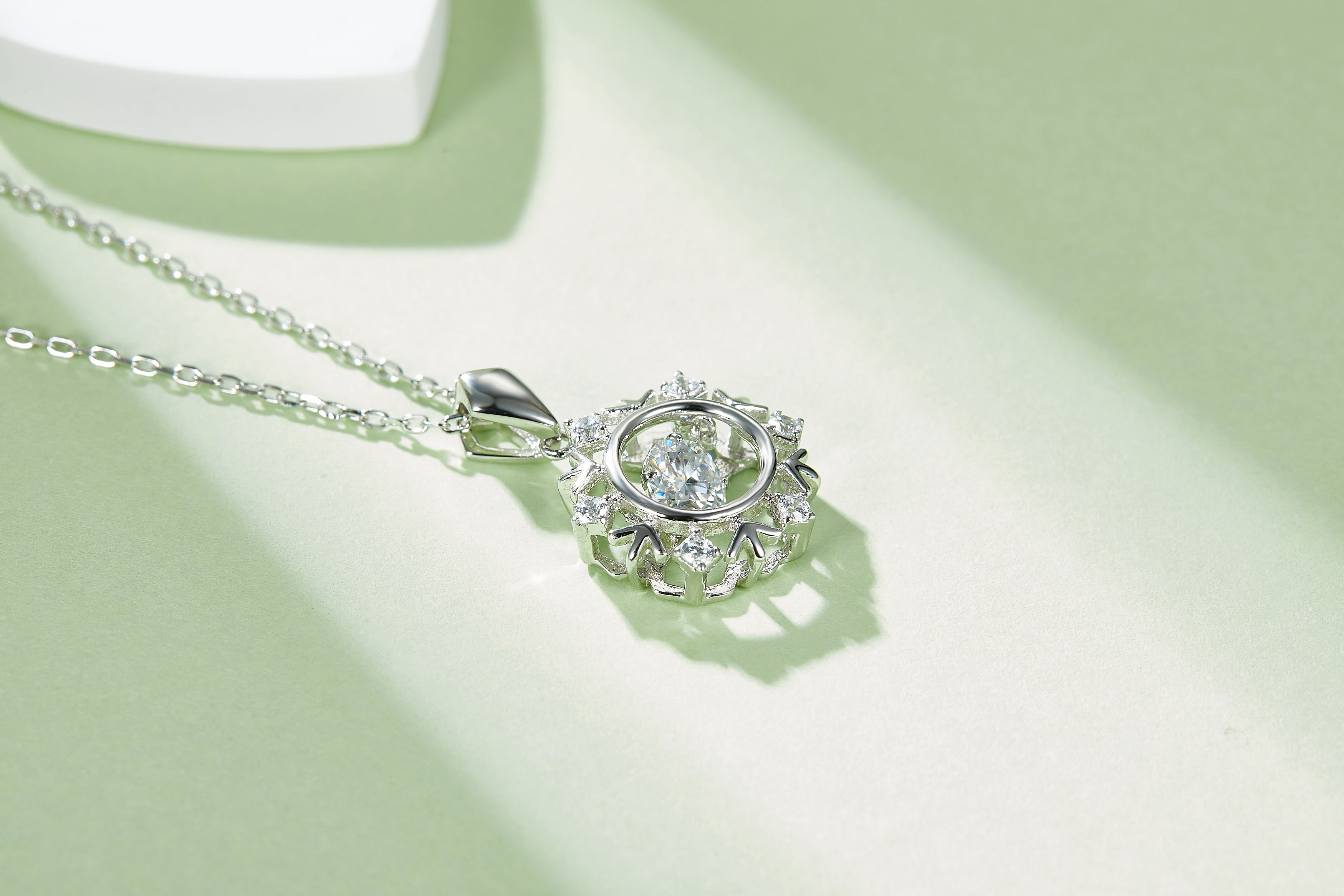 Snowfall Grace 莫桑石純銀鏈墜