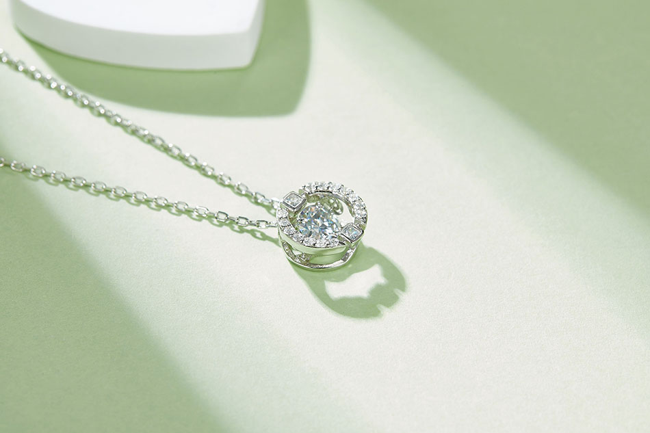 Slanted Allure 莫桑石純銀鏈墜