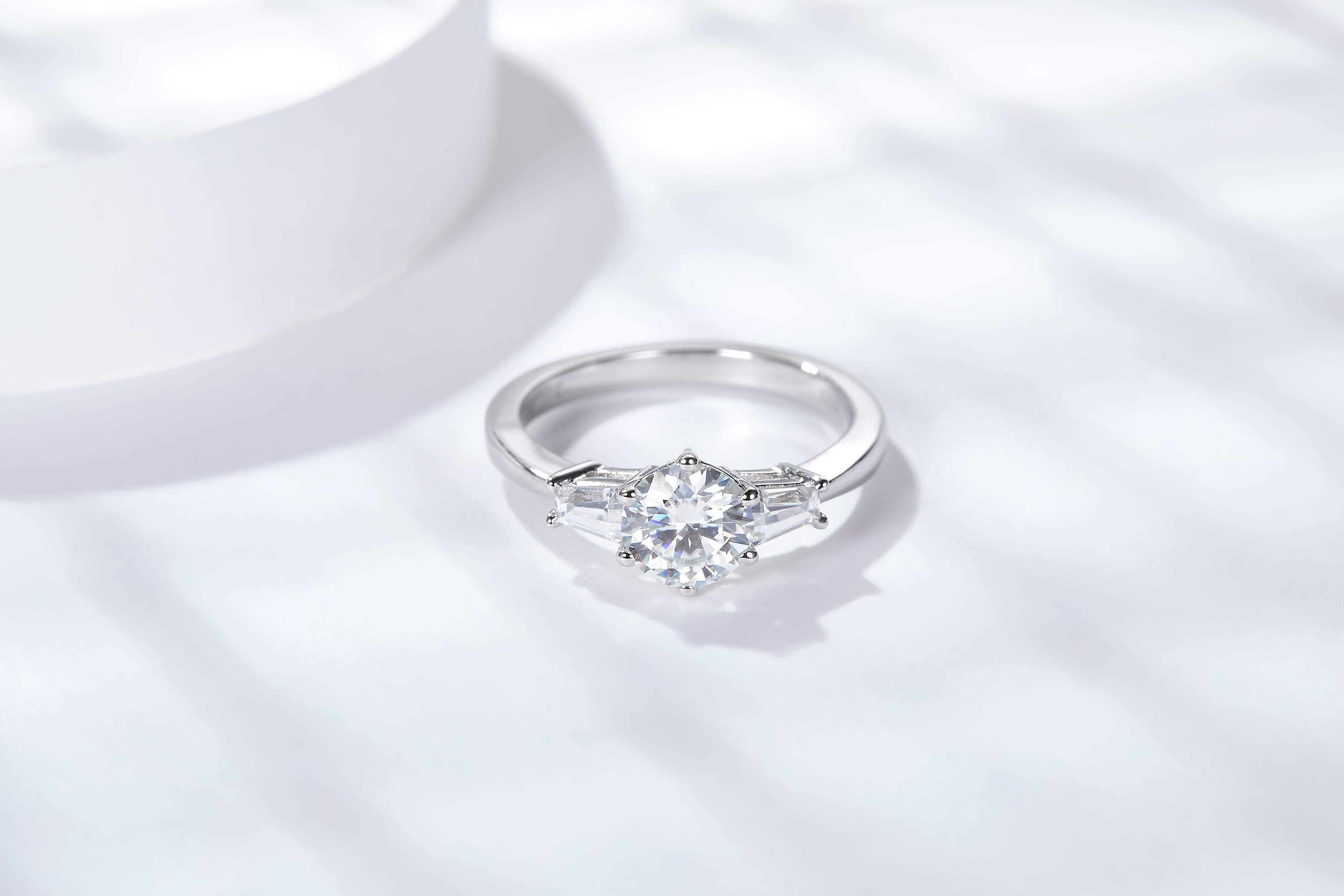 Baguette Bridge 莫桑石戒指