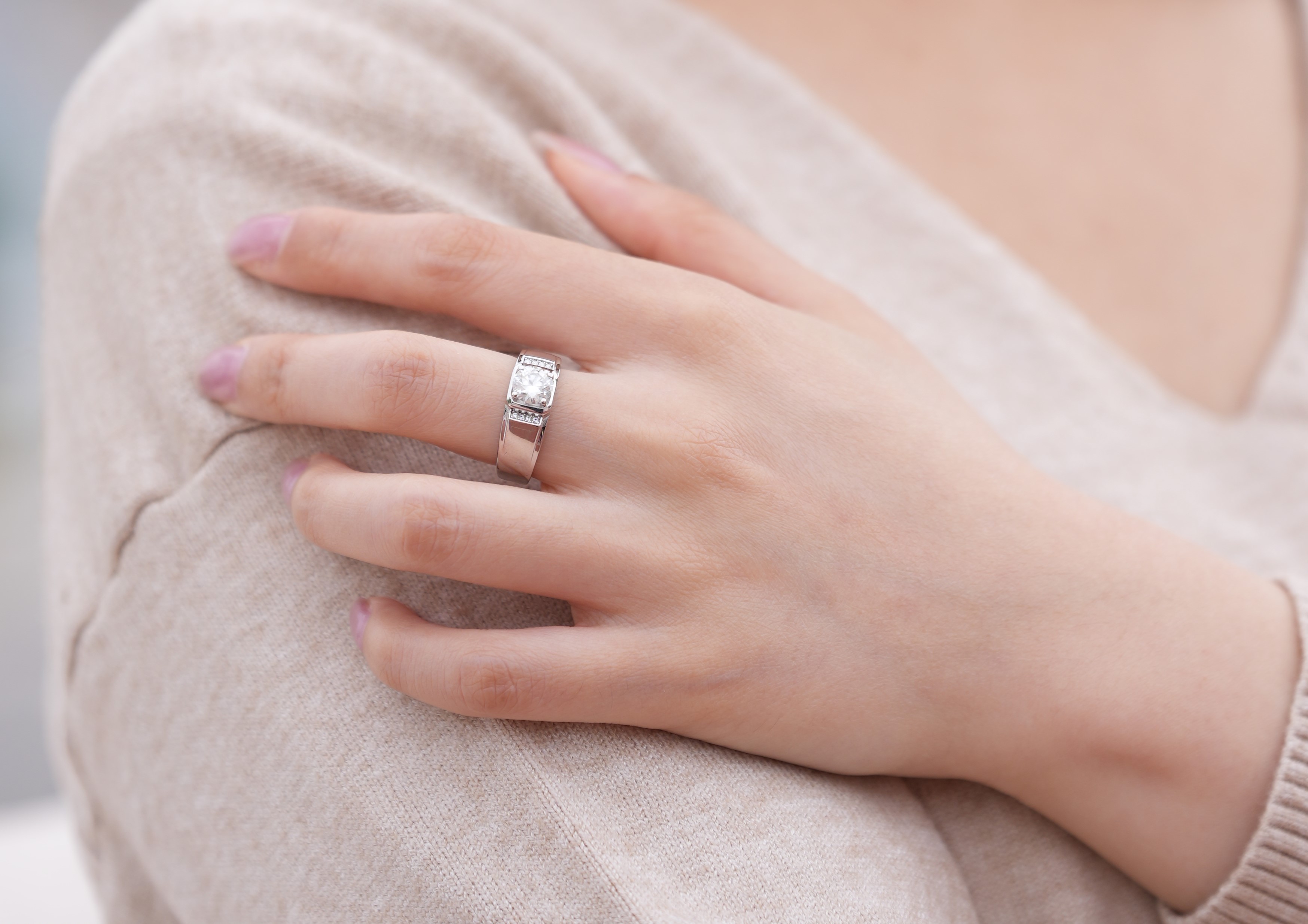 Bold Sovereign 莫桑石戒指