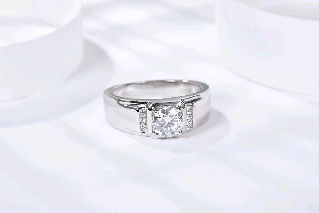 Bold Sovereign 莫桑石戒指