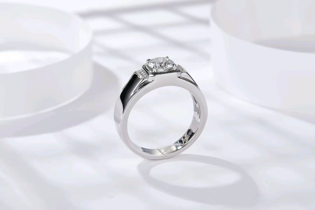 Bold Sovereign 莫桑石戒指