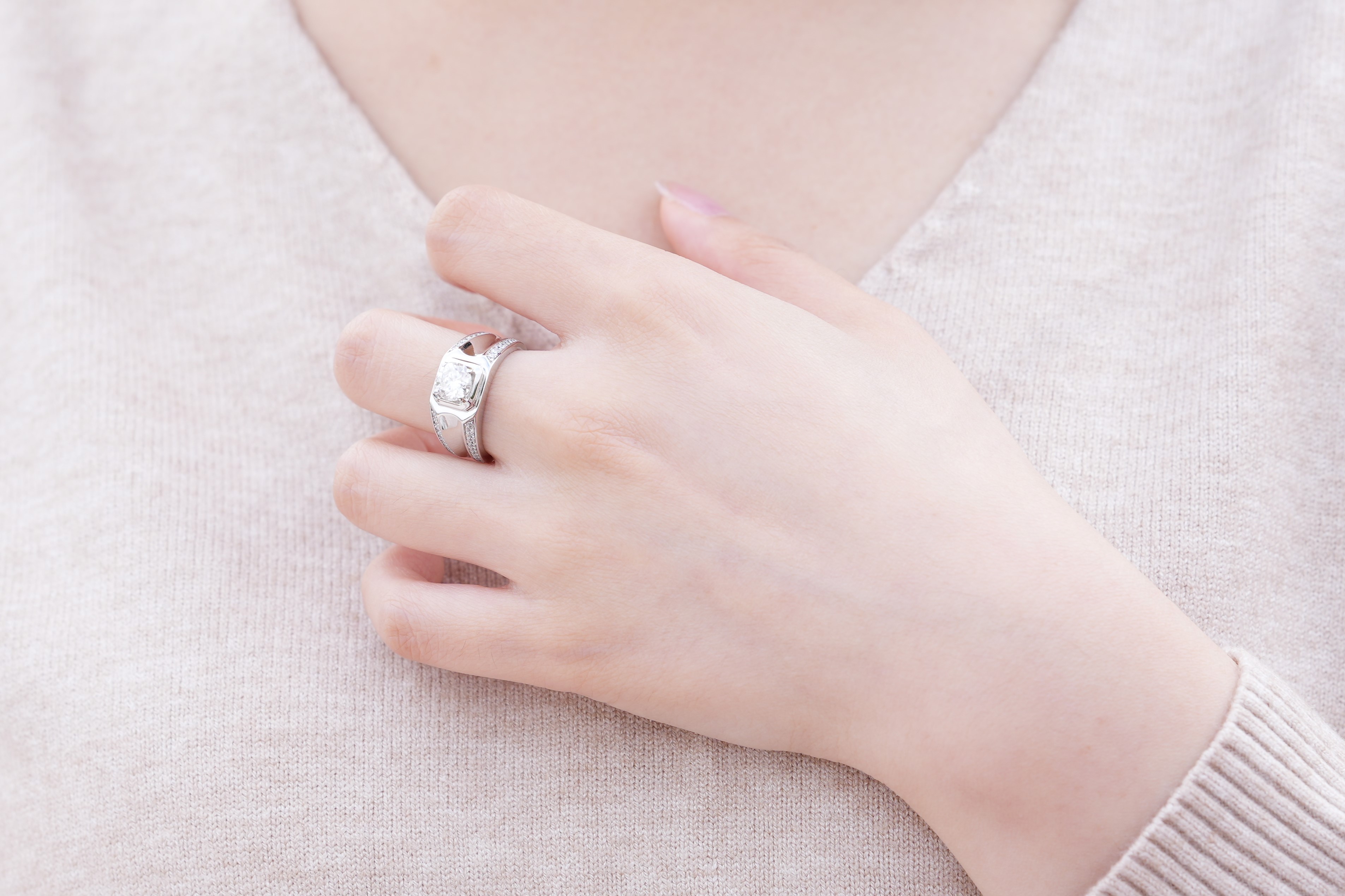 Noble Helix 莫桑石戒指