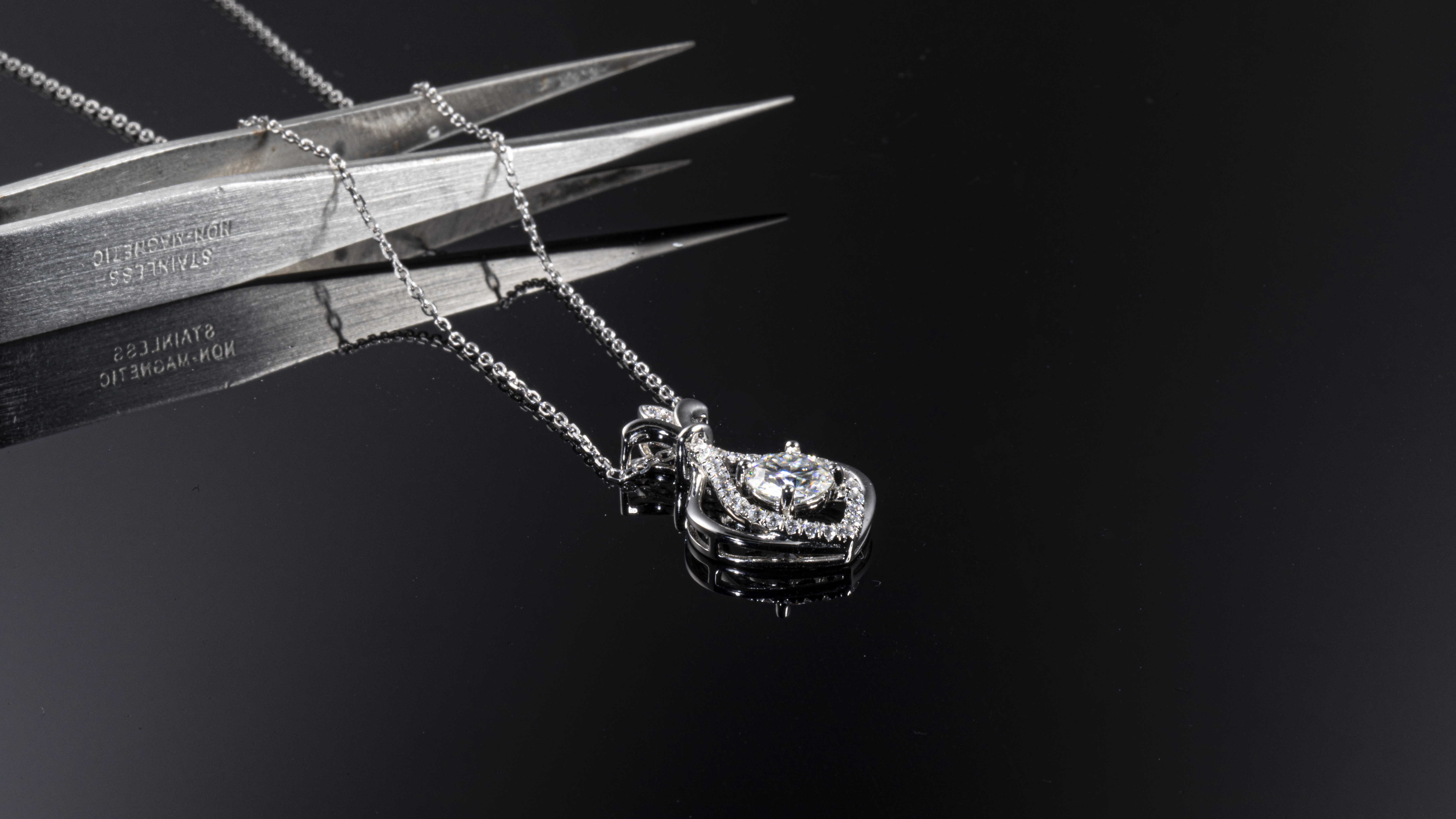 Luminous Teardrop 莫桑石純銀鏈墜