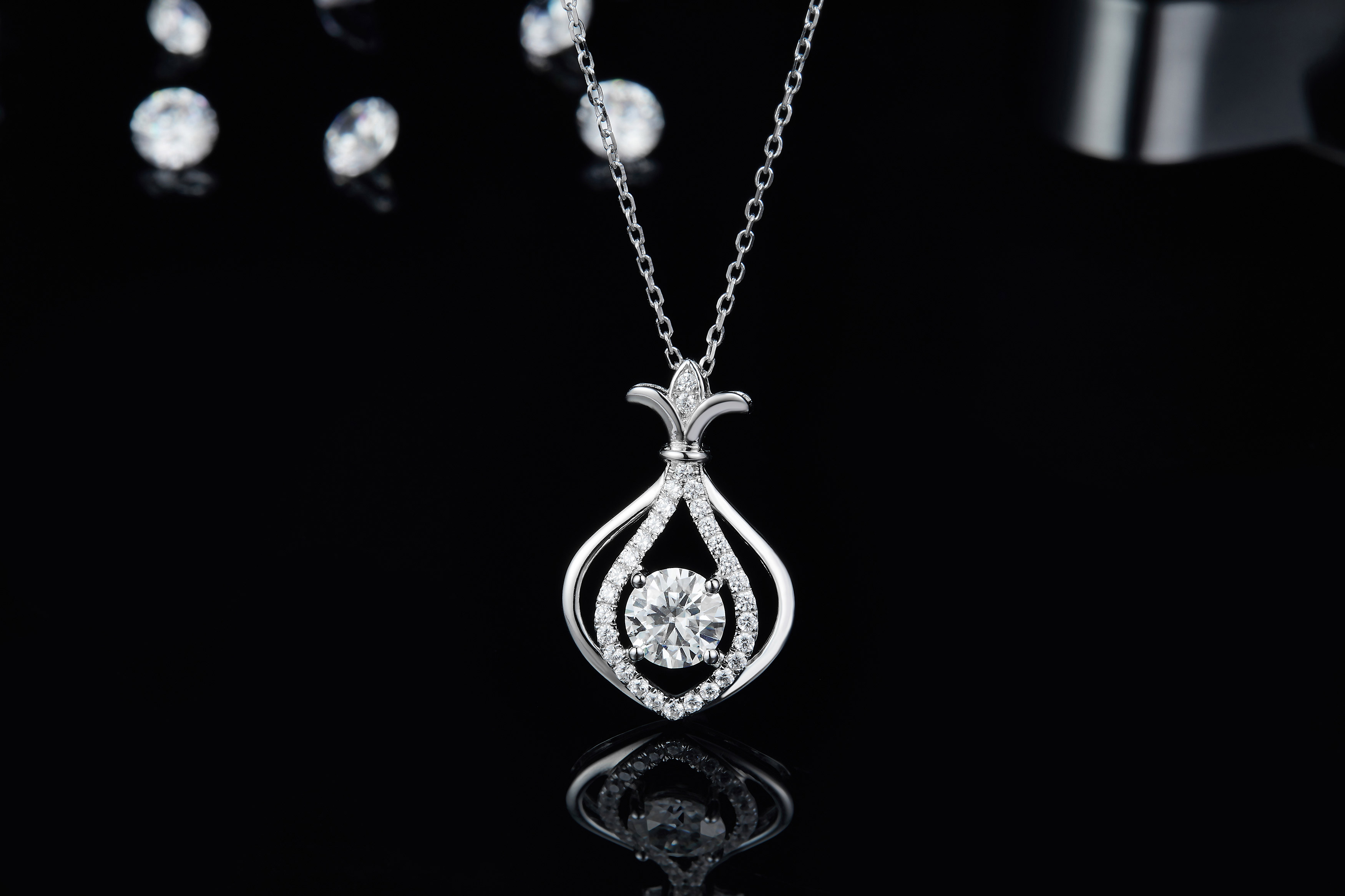 Luminous Teardrop 莫桑石純銀鏈墜