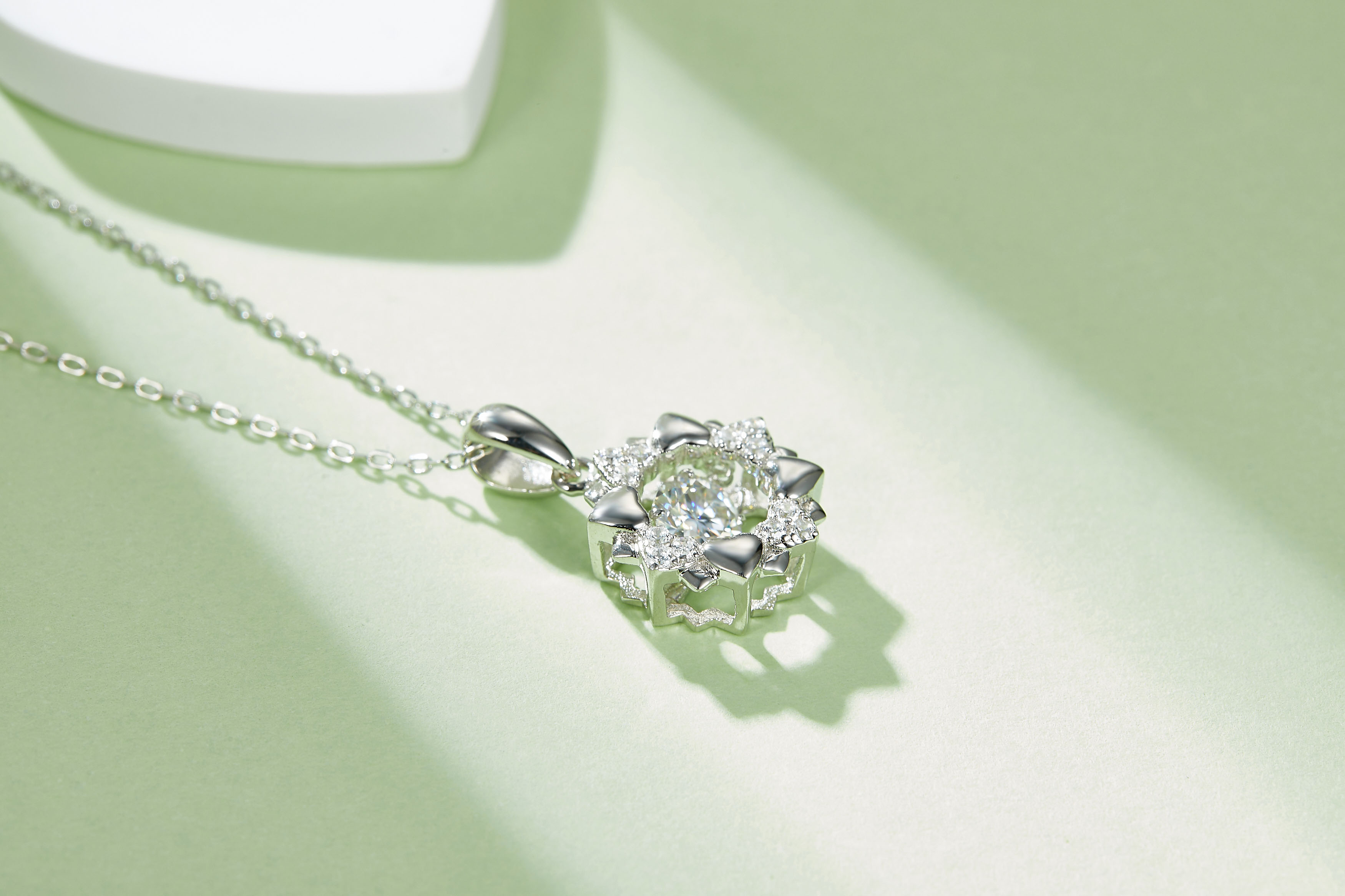 Fireside Harmony 莫桑石純銀鏈墜