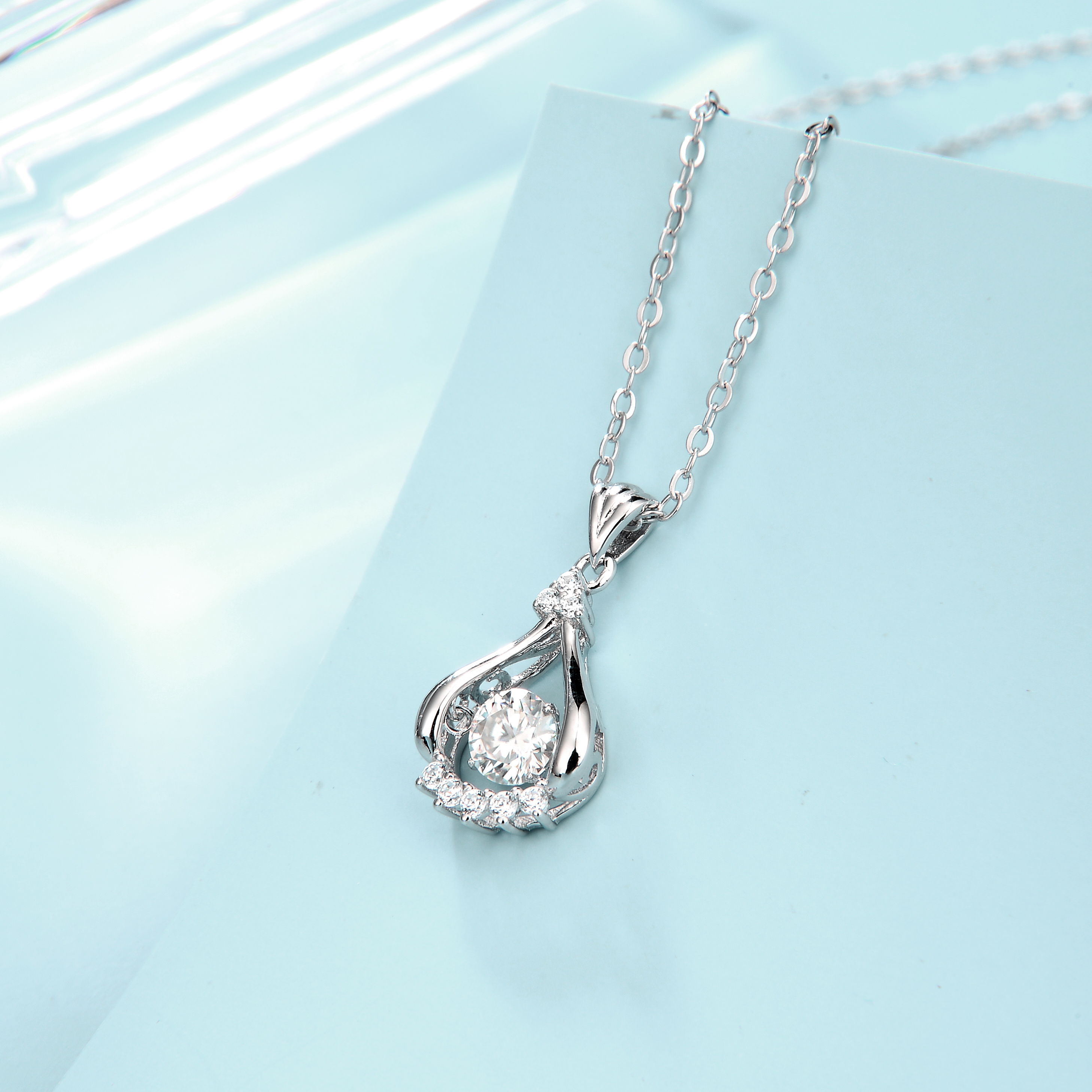 Dawn’s Whisper 莫桑石純銀鏈墜