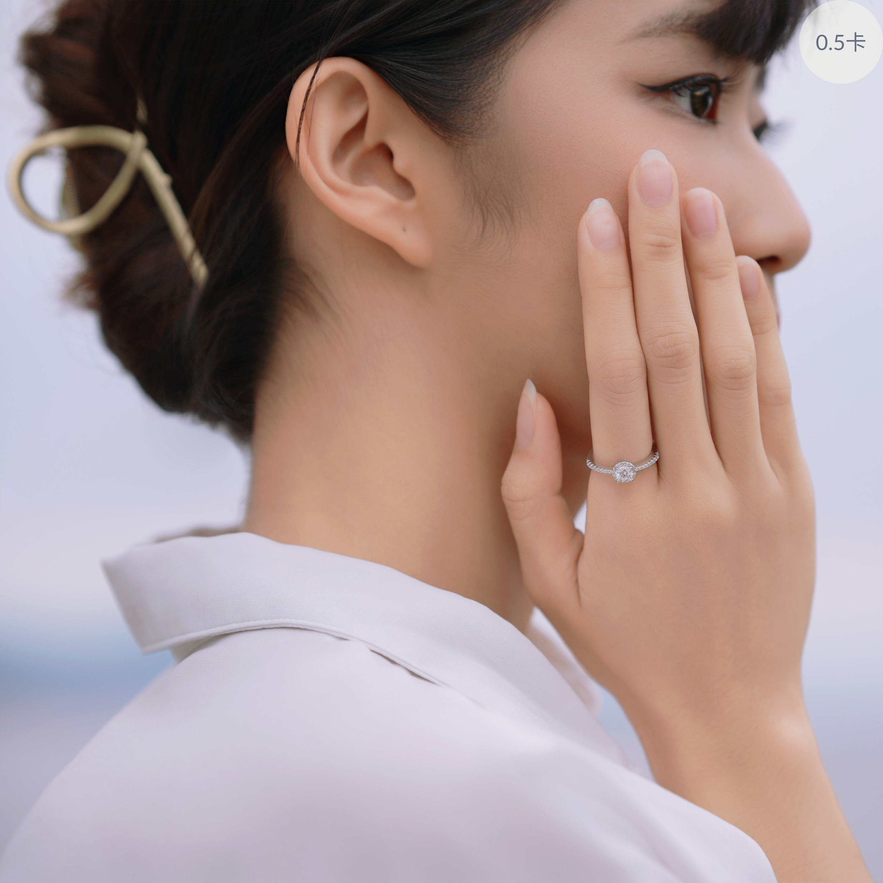 Enveloped Radiance 莫桑石戒指