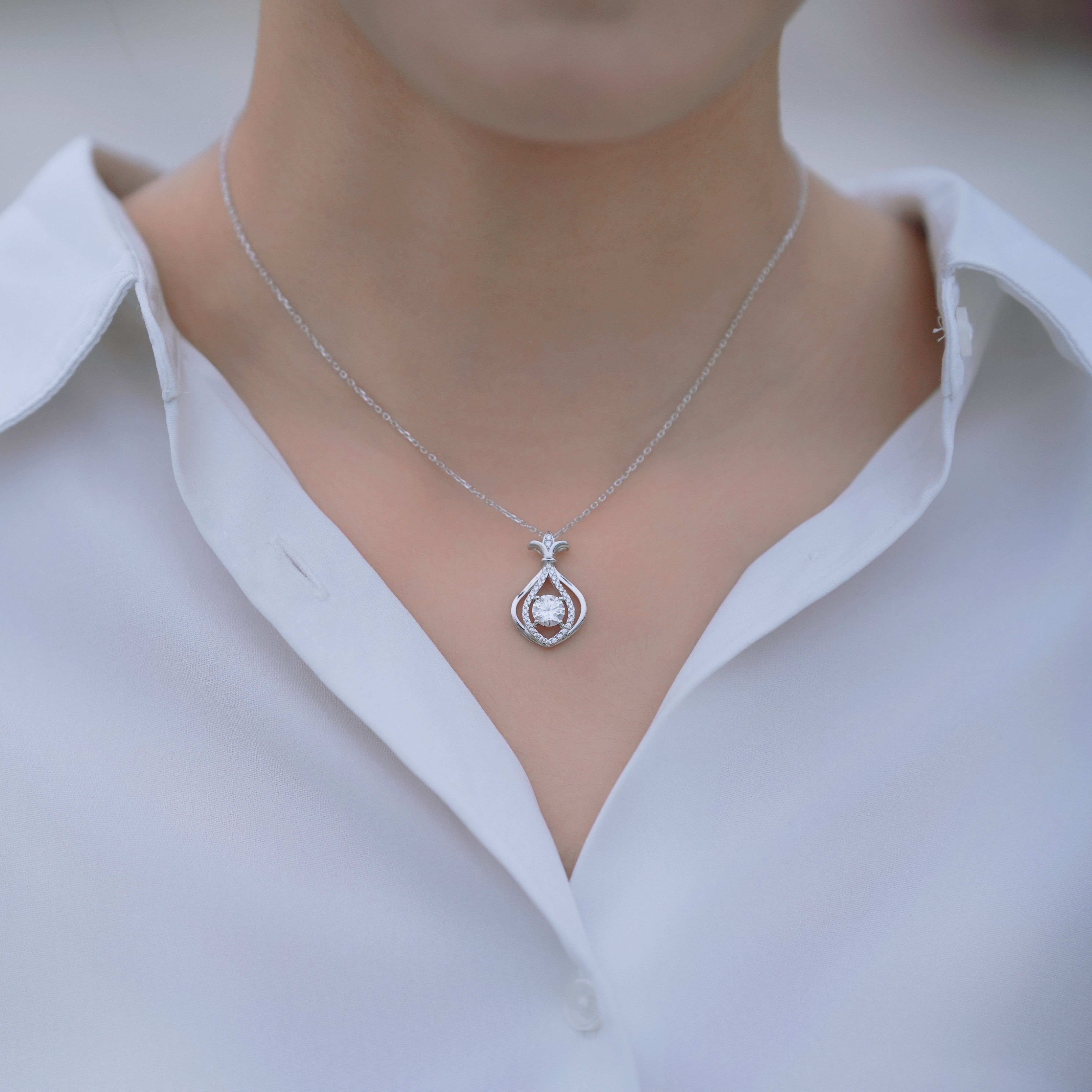 Luminous Teardrop 莫桑石純銀鏈墜