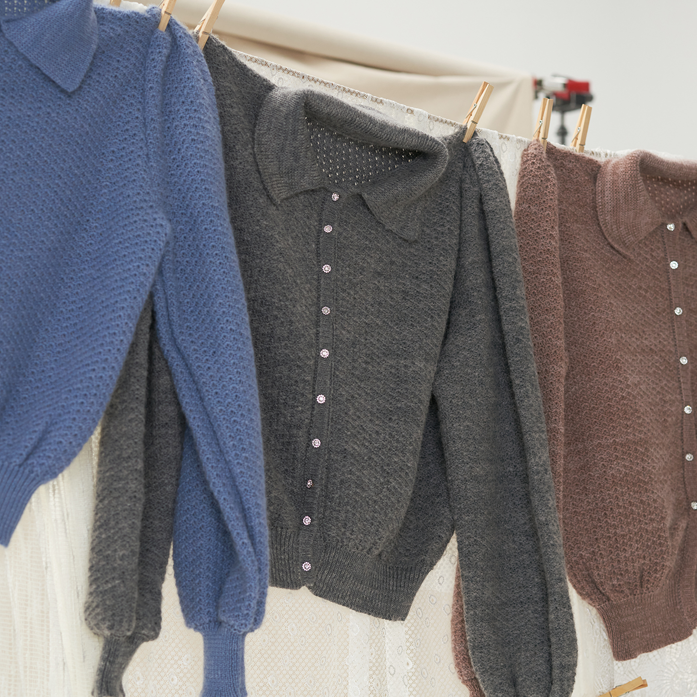 Pilkas megztukas Nertinis