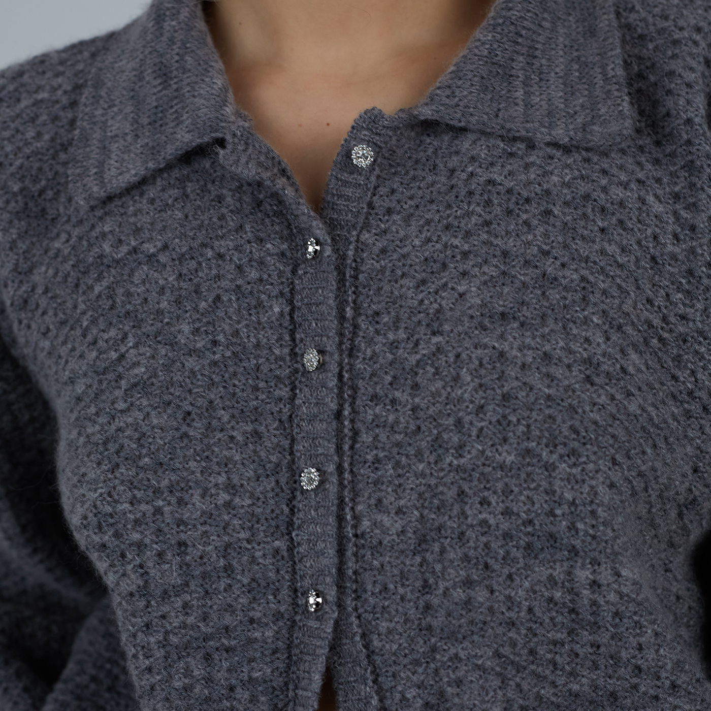 Pilkas megztukas Nertinis