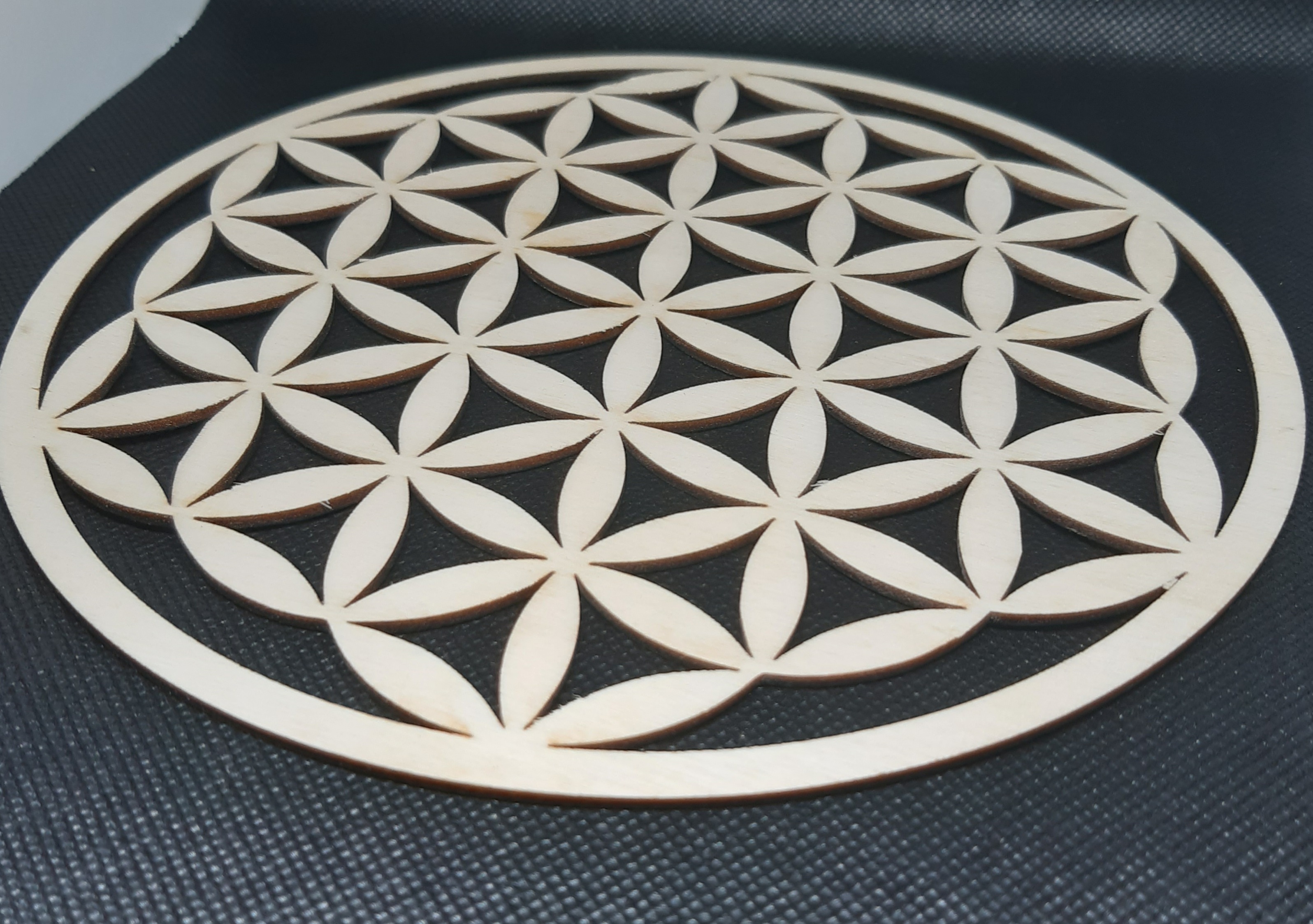 Fleur de vie en bois ajourée