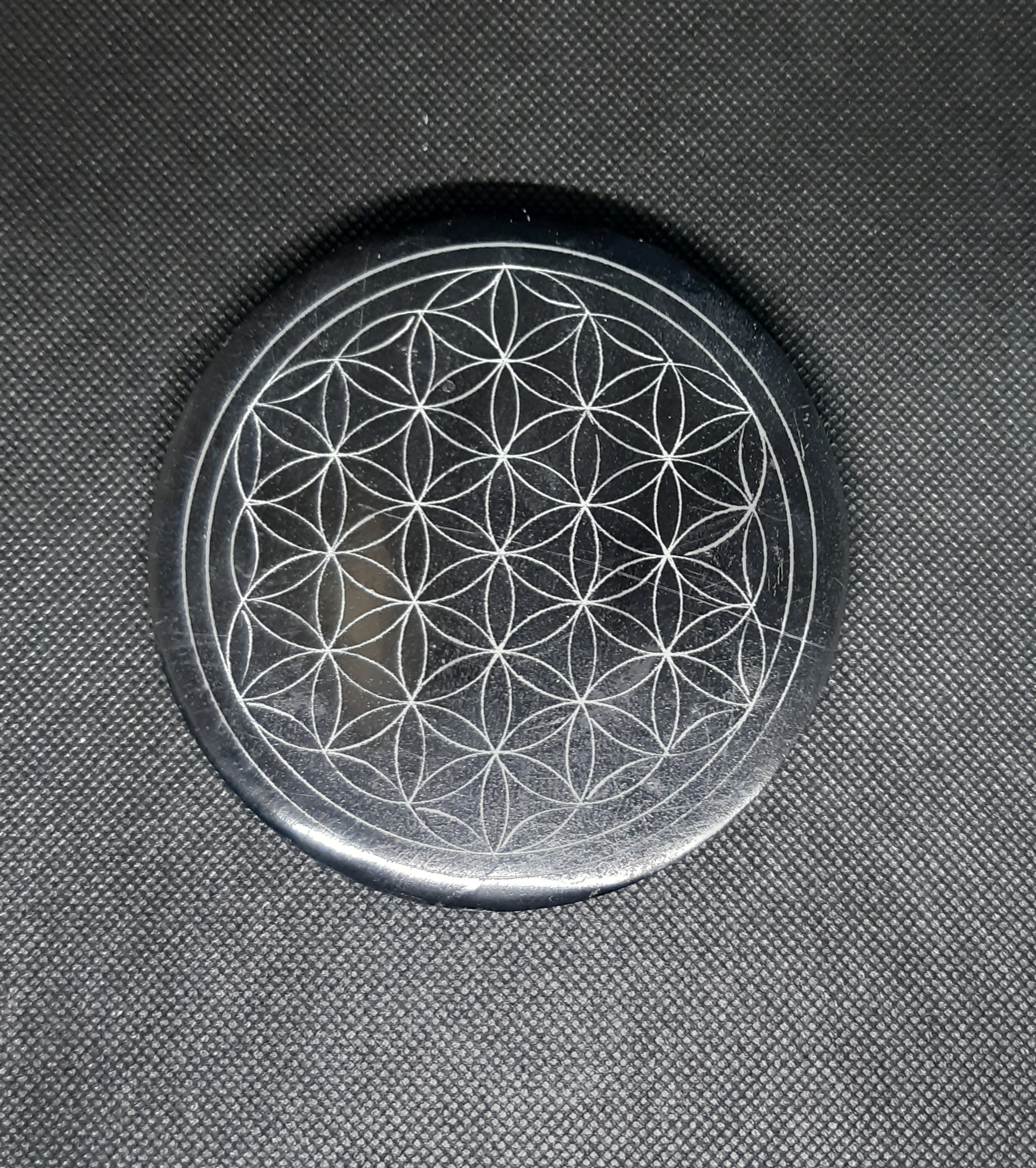 Fleur de vie gravée sur saponite