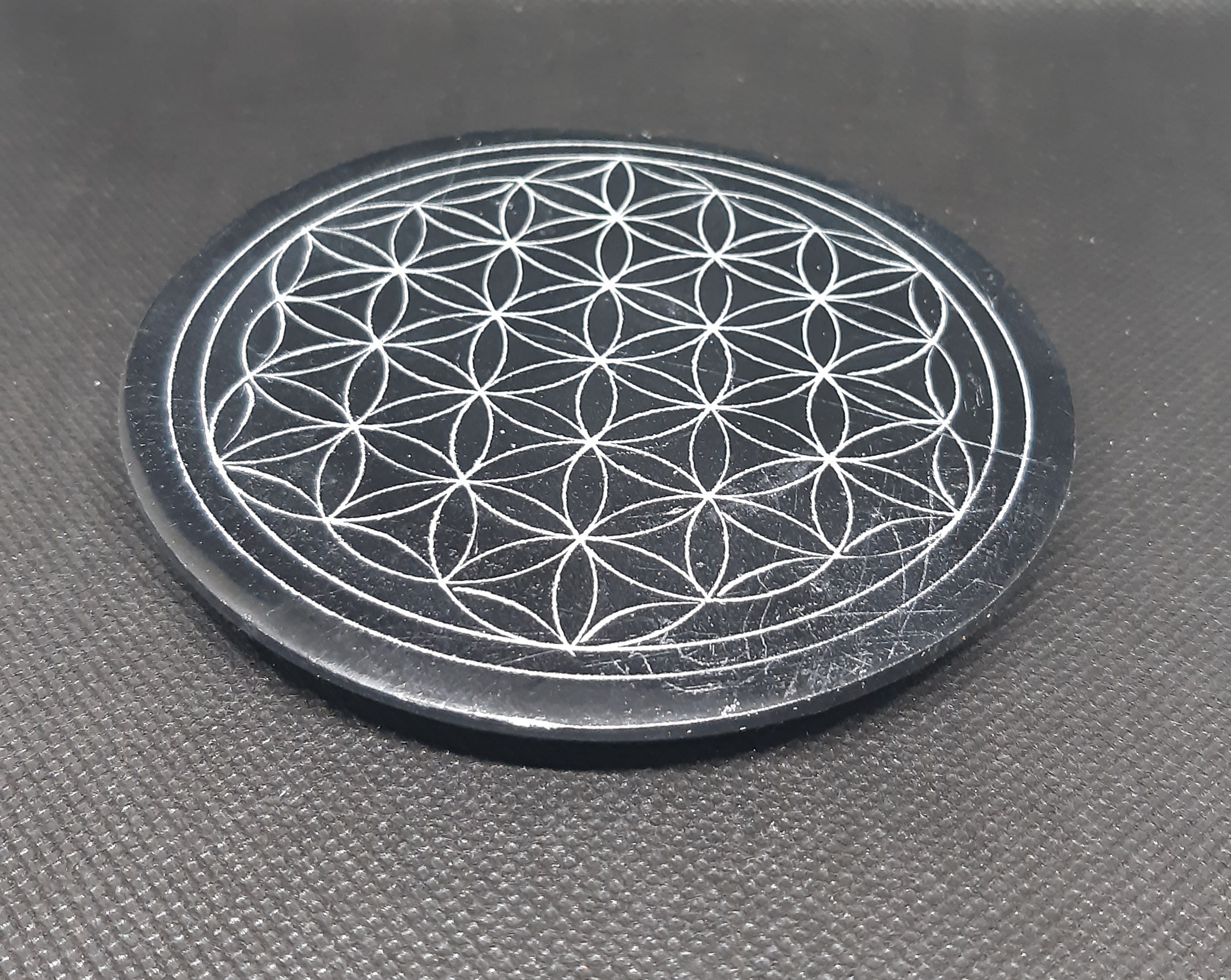 Fleur de vie gravée sur saponite