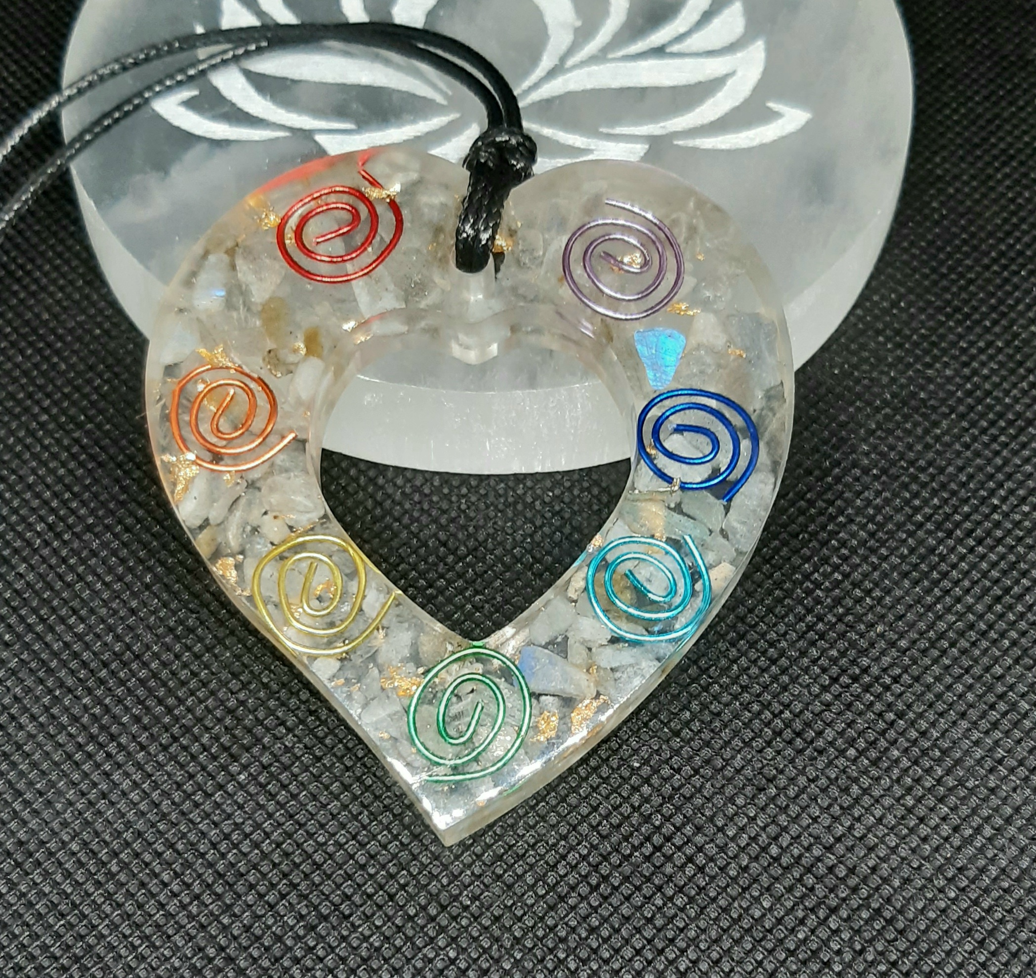 Coeur d'orgonite 7 chakras