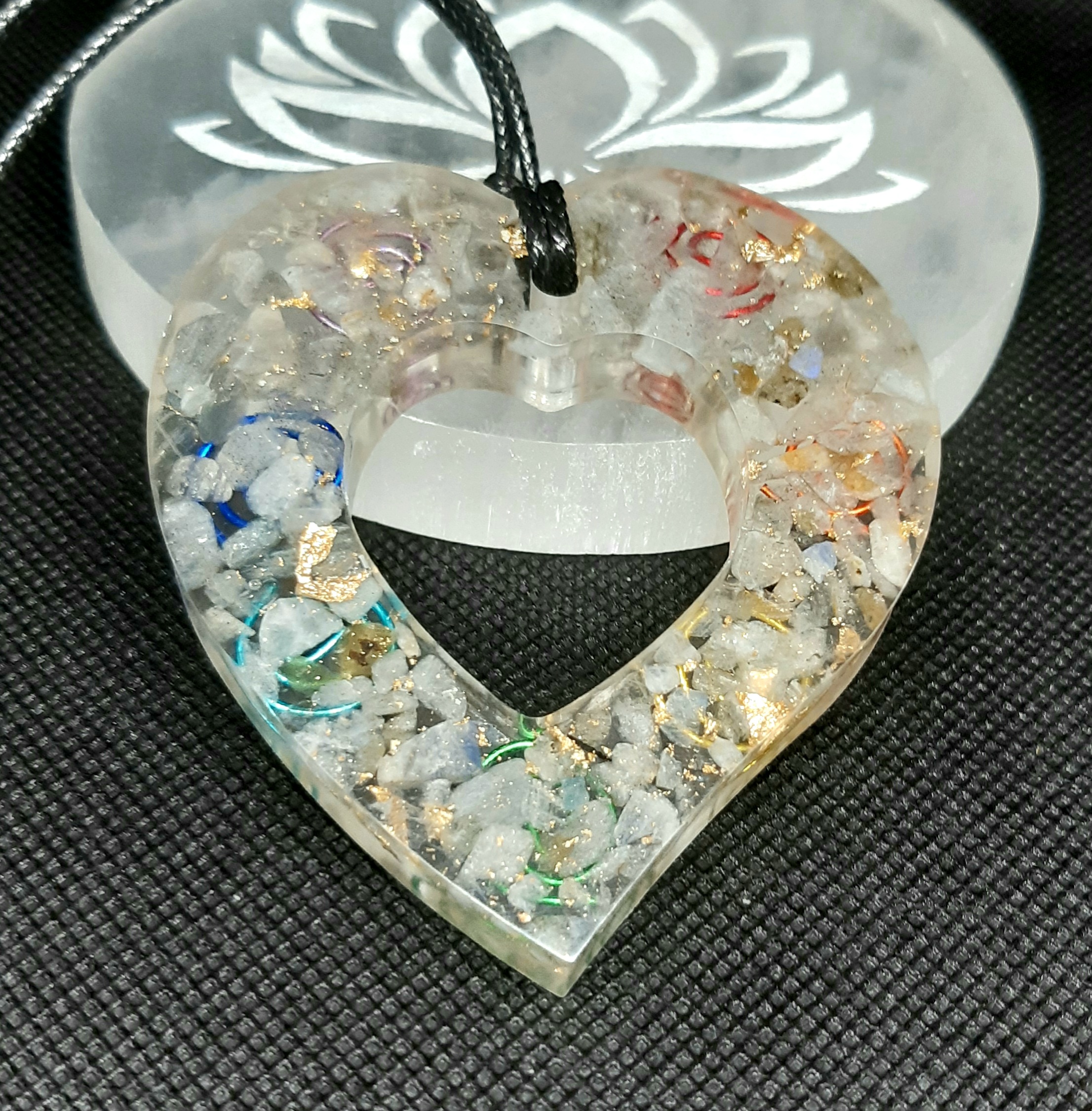 Coeur d'orgonite 7 chakras