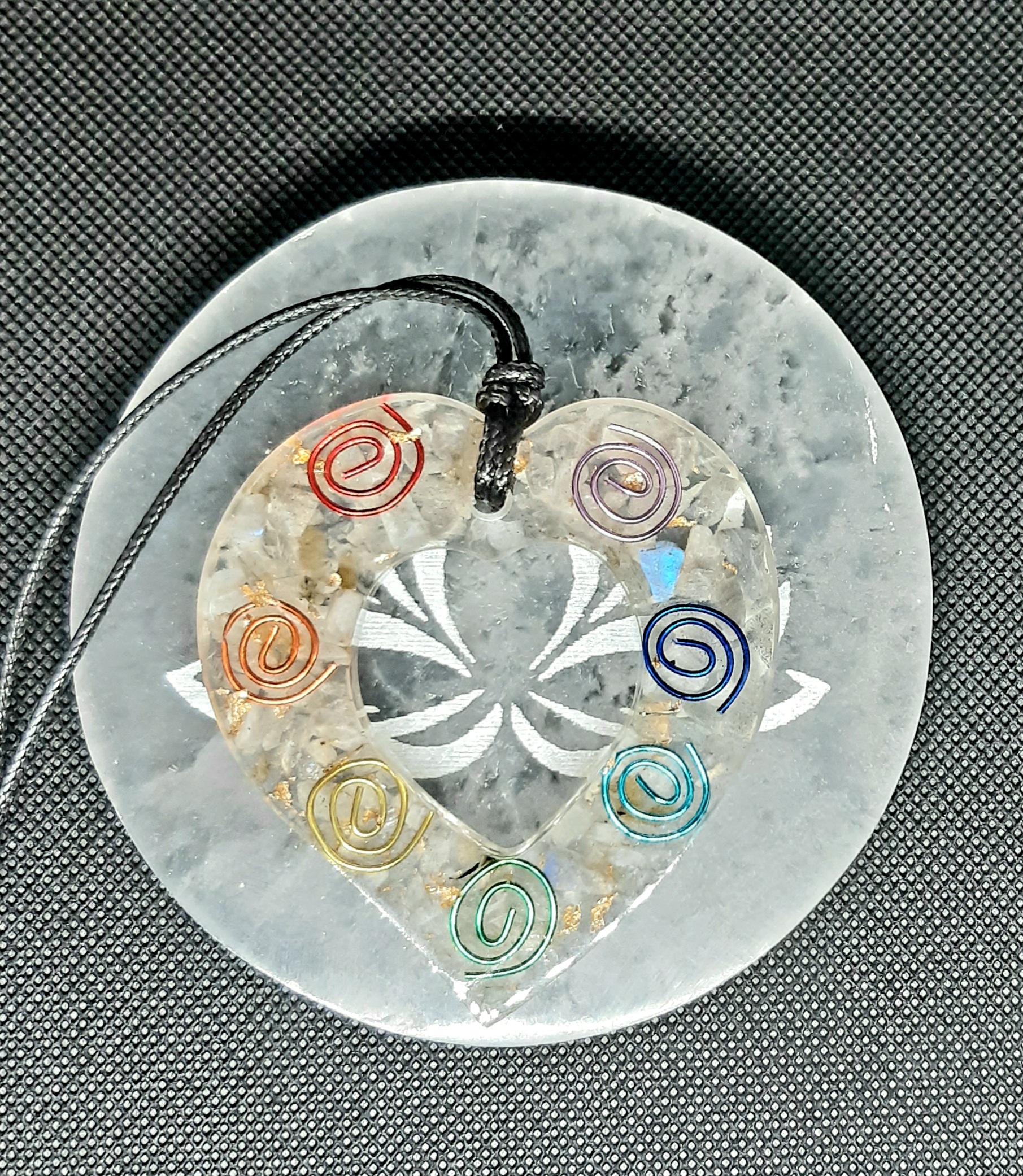 Coeur d'orgonite 7 chakras