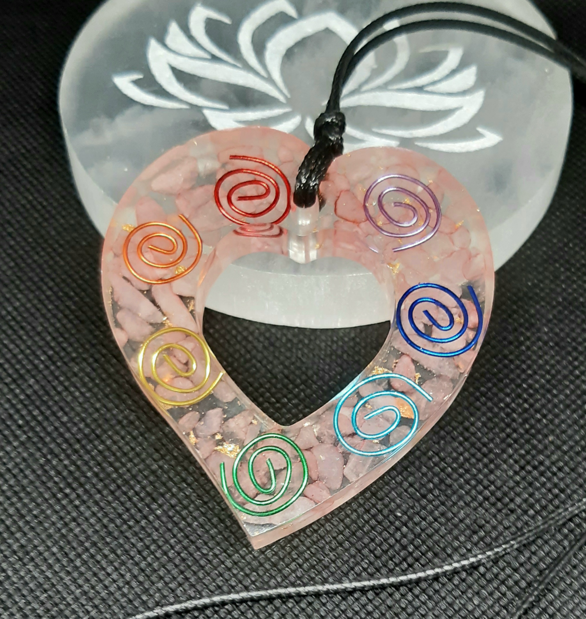Coeur d'orgonite 7 chakras