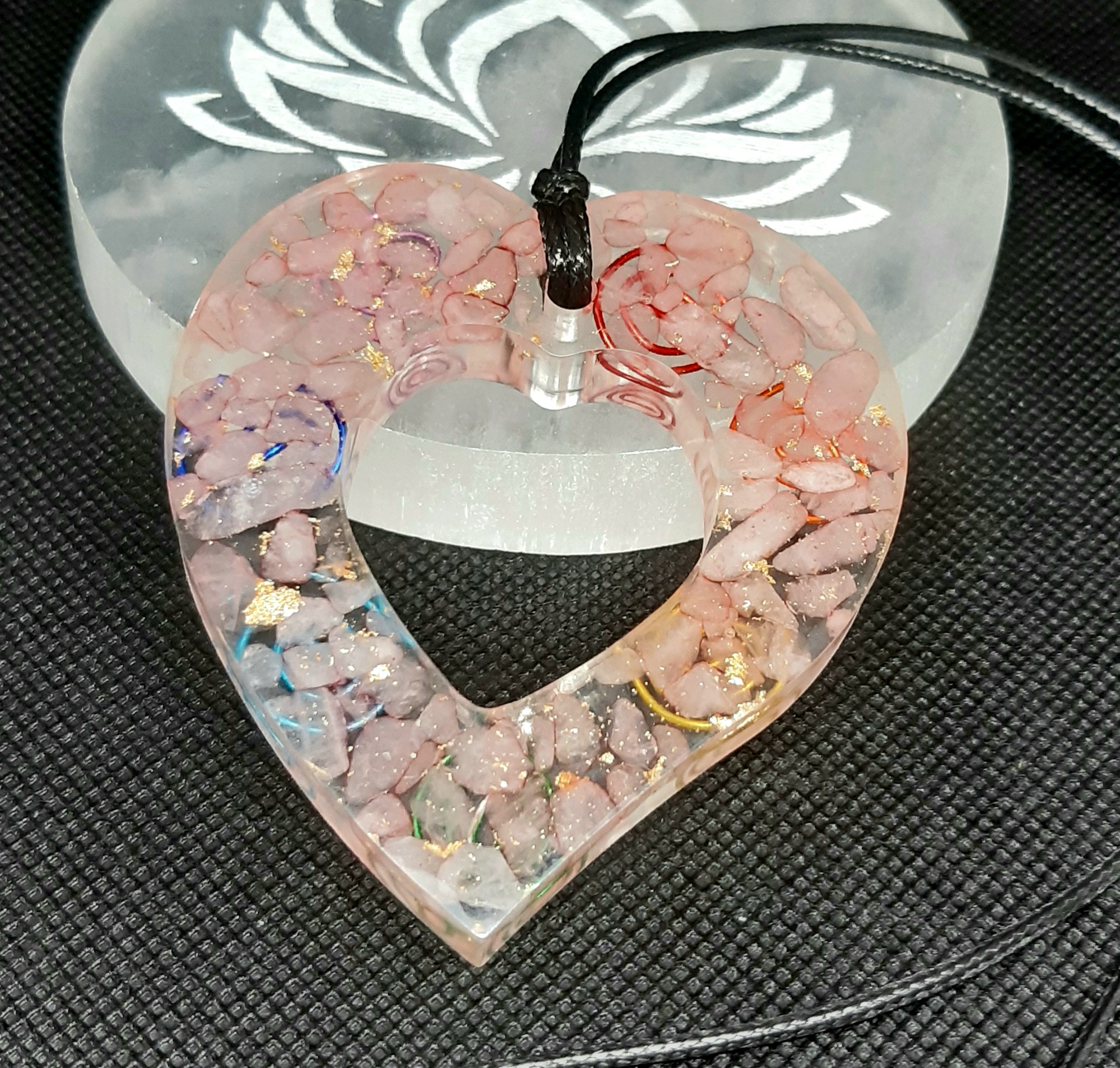 Coeur d'orgonite 7 chakras
