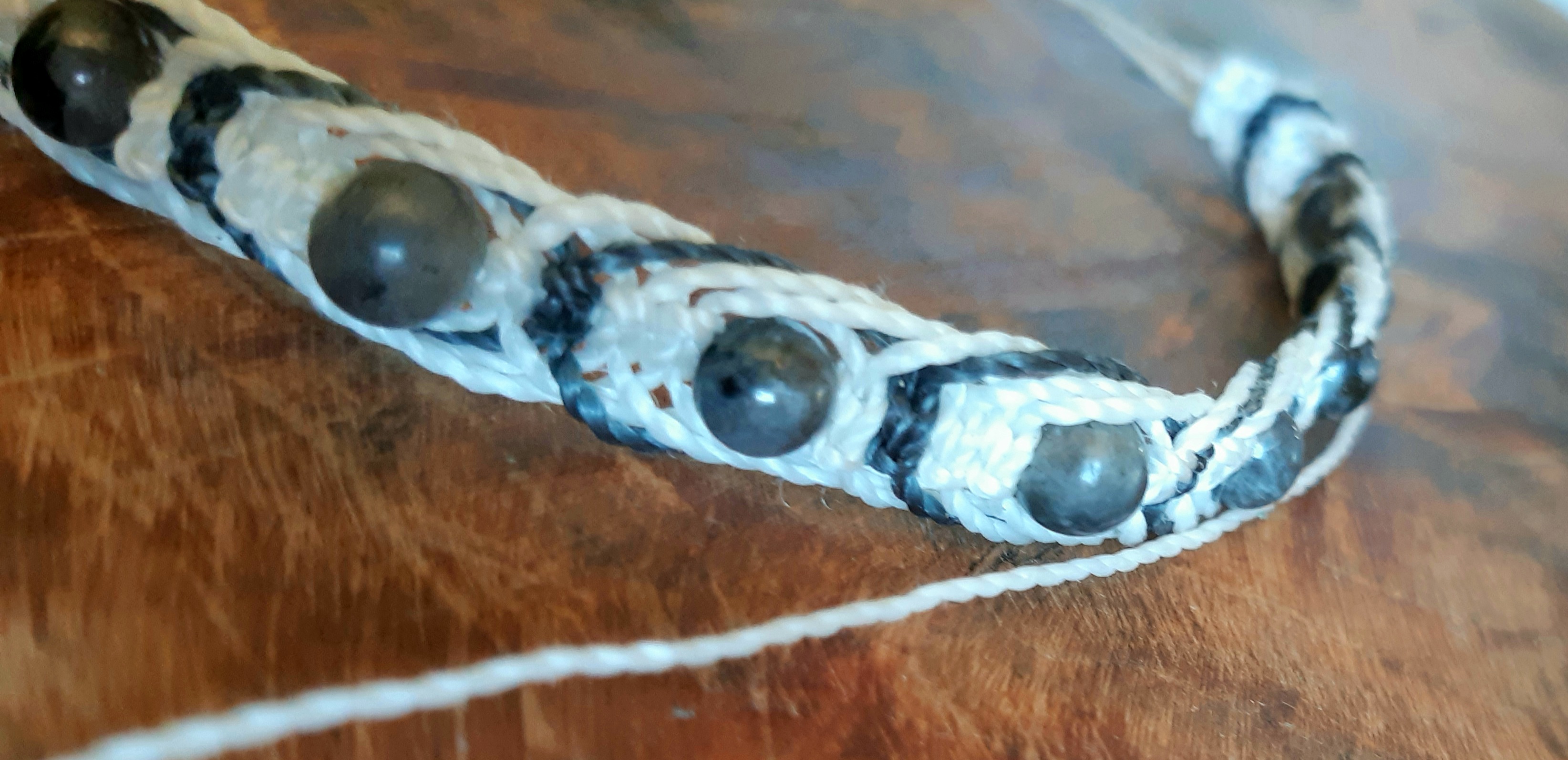 Collier énergétique en Larvikite