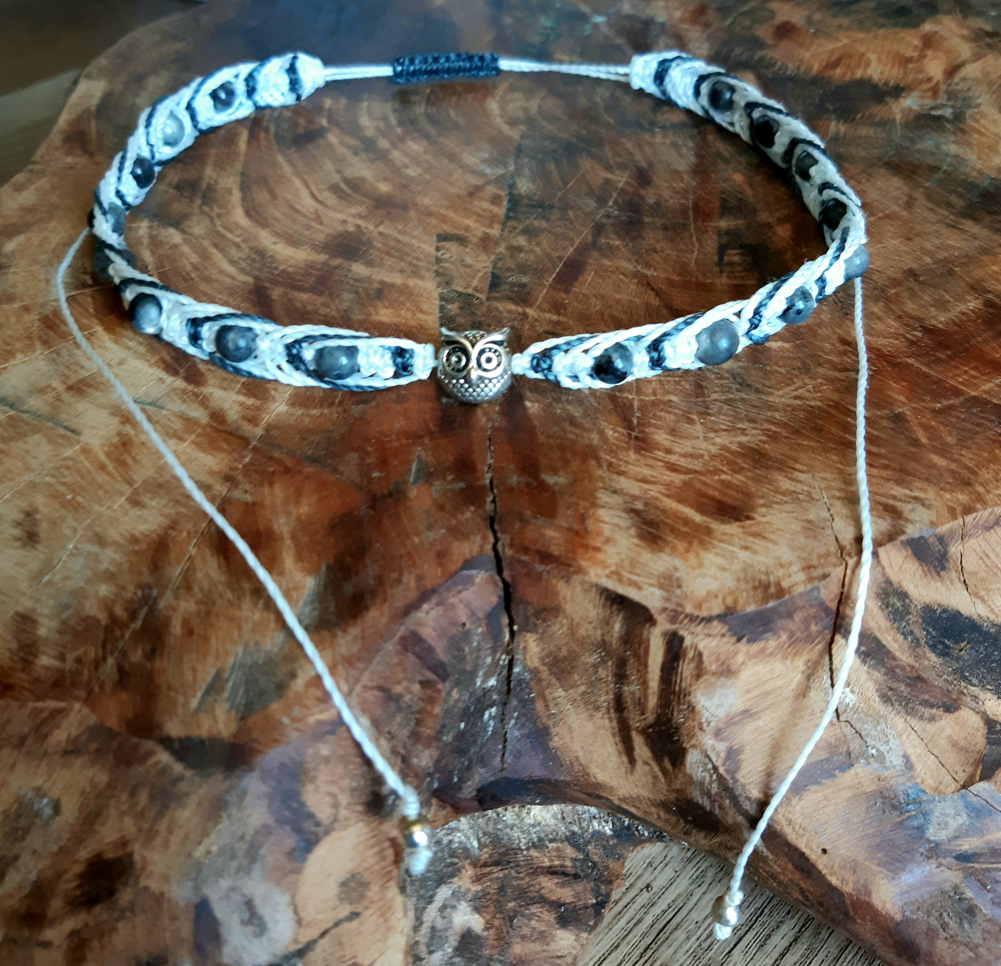 Collier énergétique en Larvikite