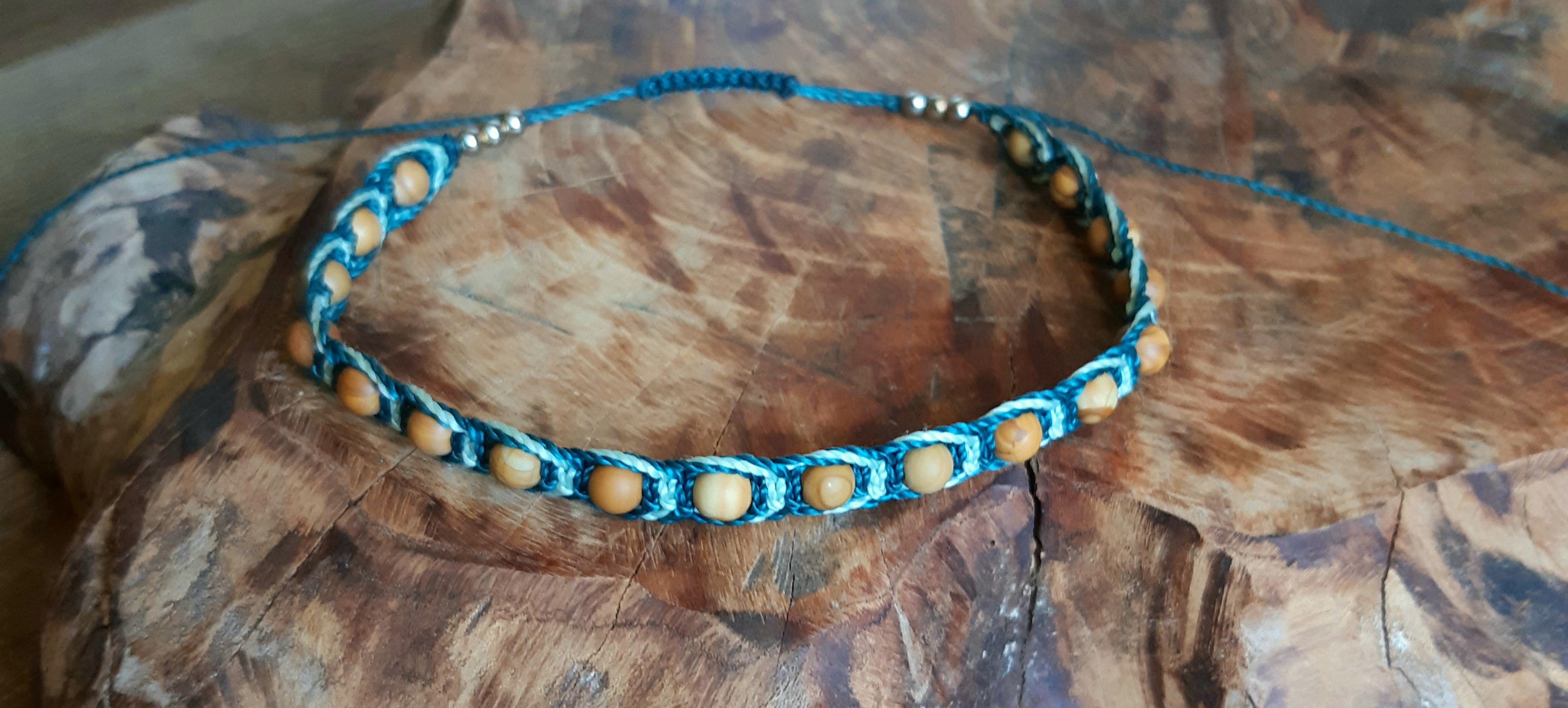 Collier énergétique en bois fossilisé