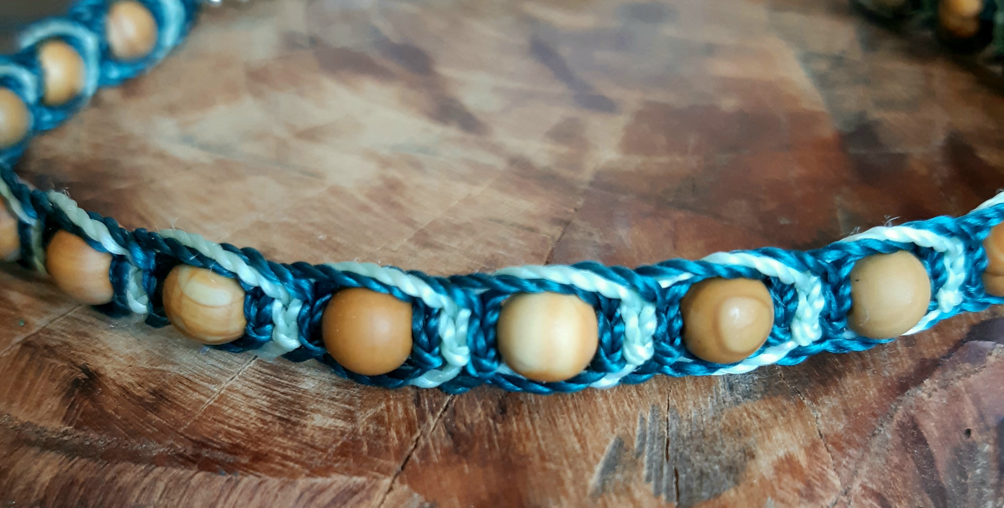 Collier énergétique en bois fossilisé