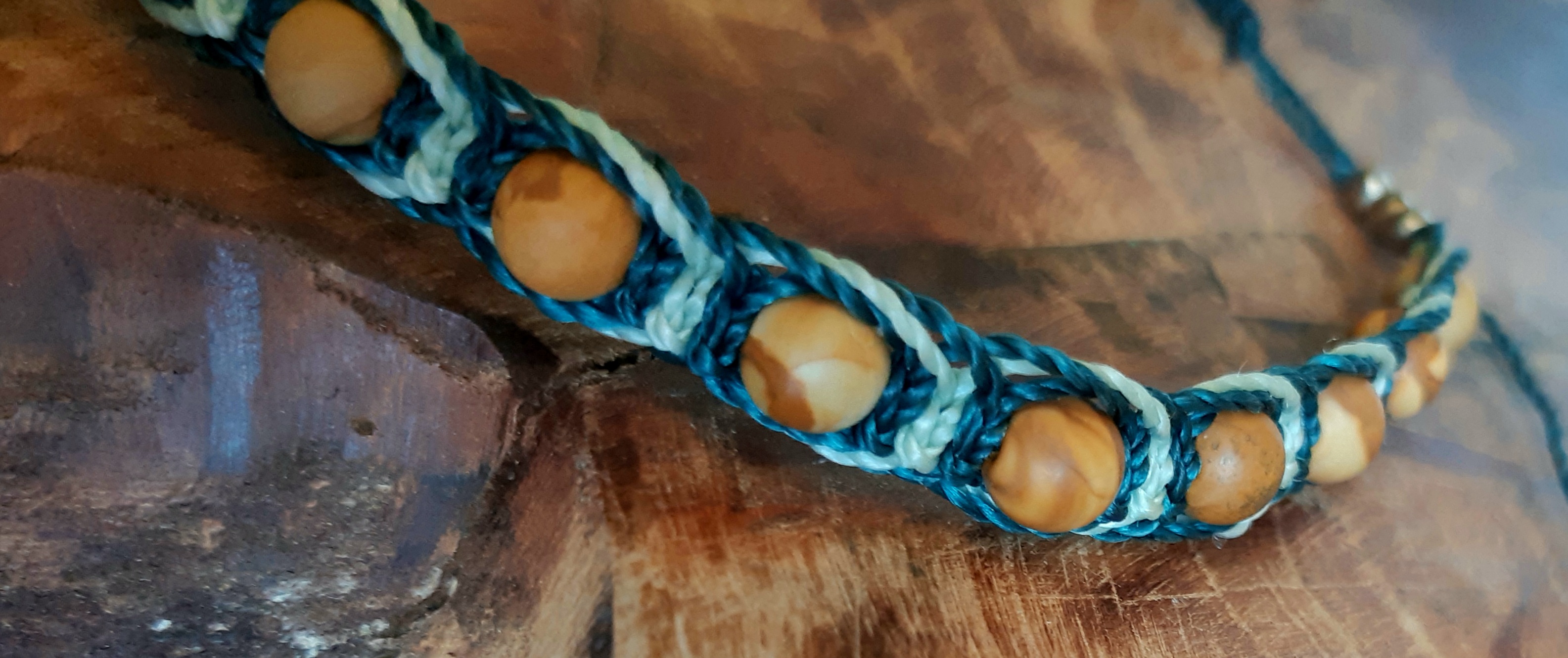 Collier énergétique en bois fossilisé