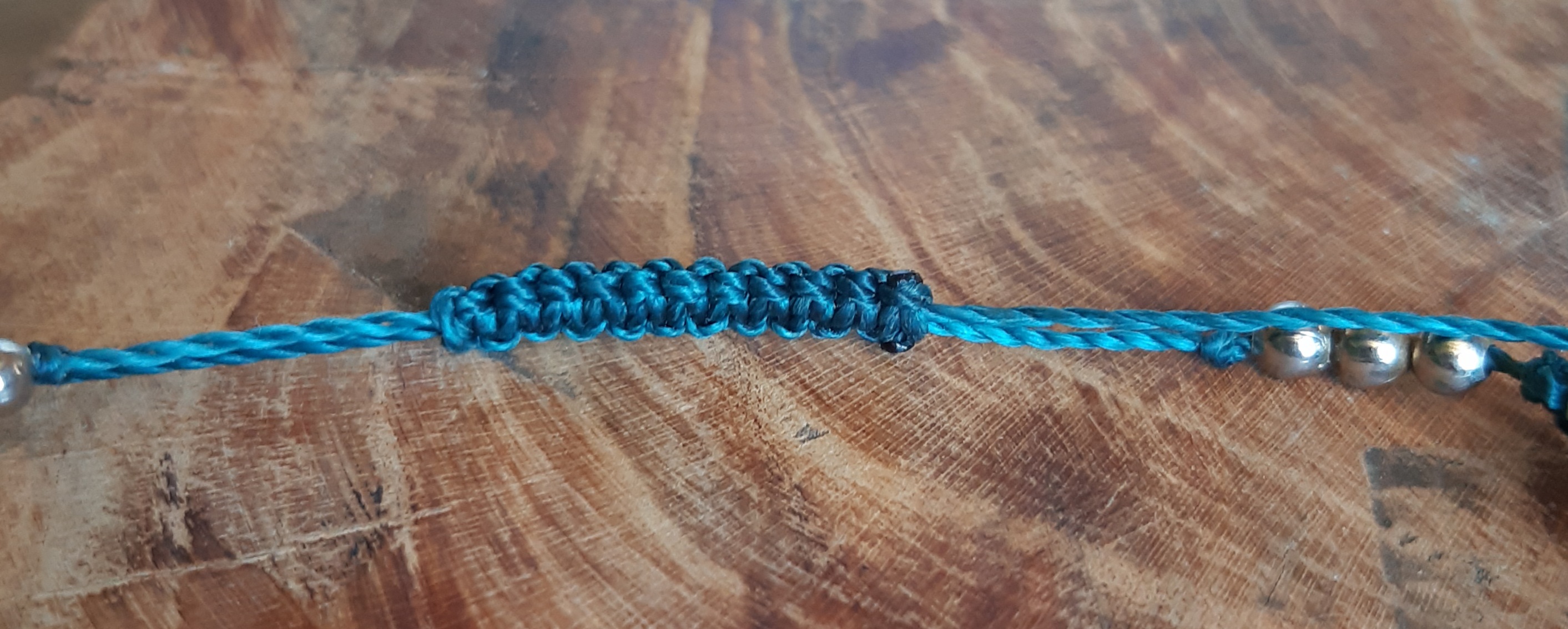 Collier énergétique en bois fossilisé