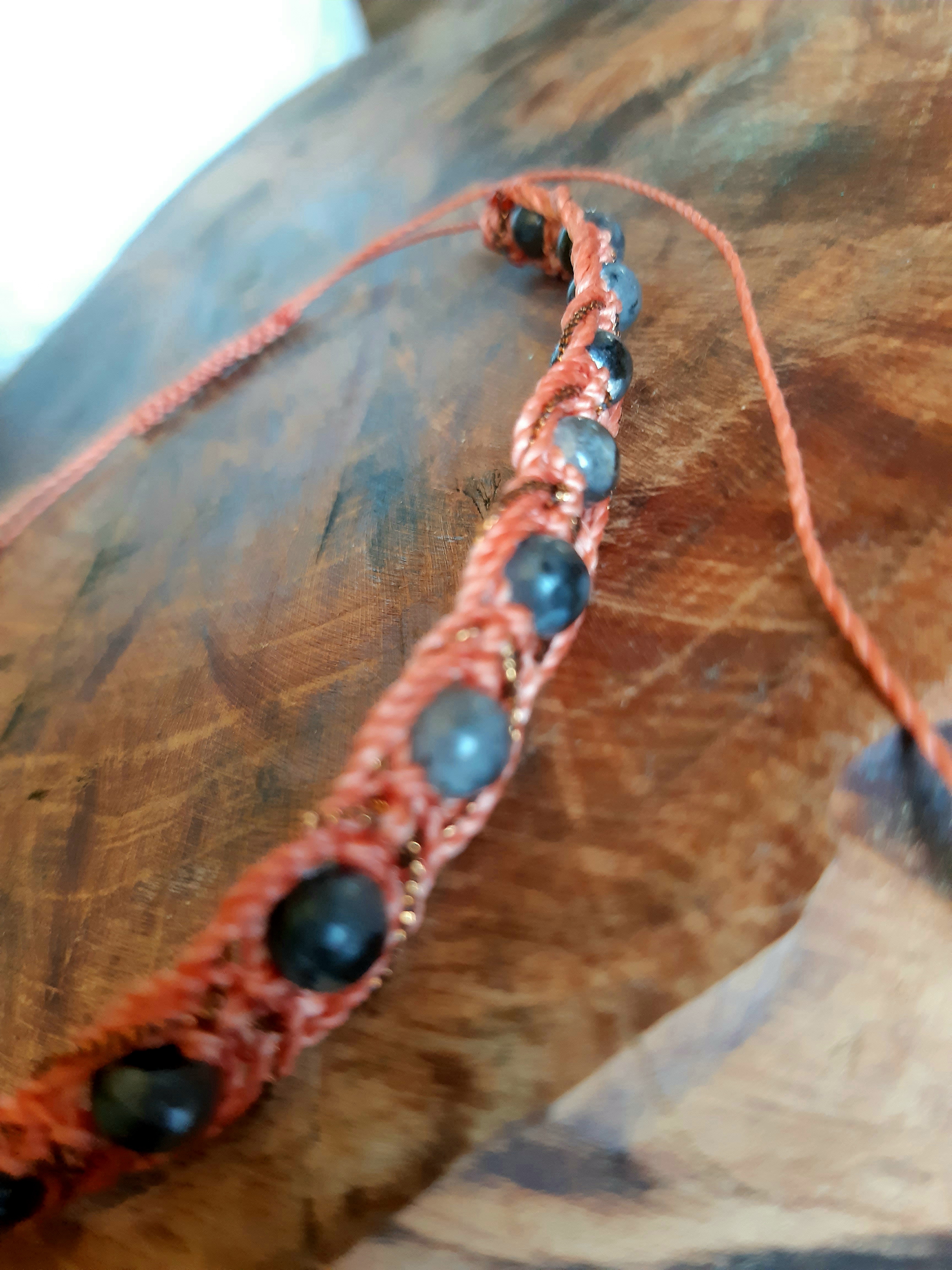 Collier énergétique en larvikite