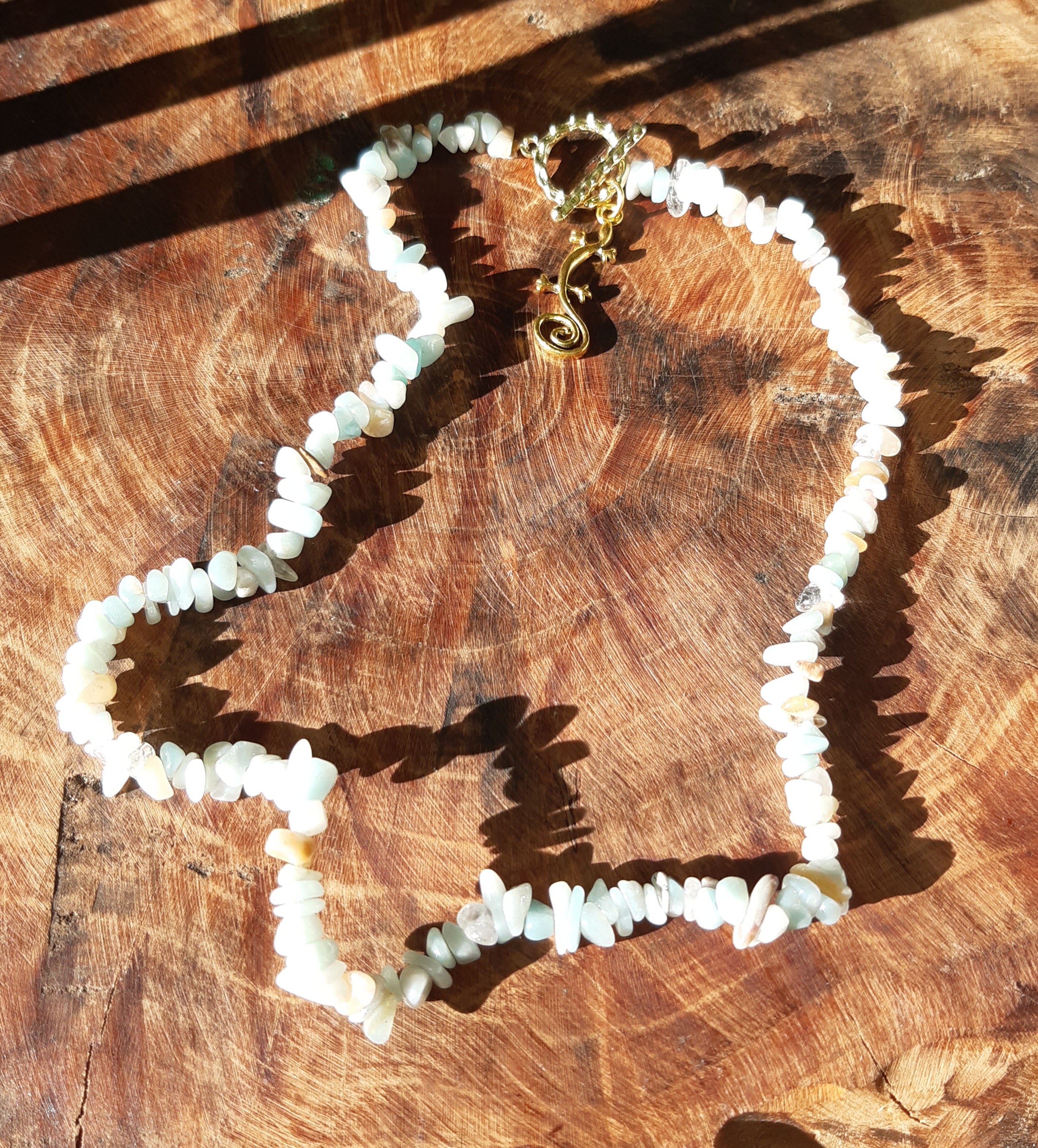 Collier en perles chips avec salamandre