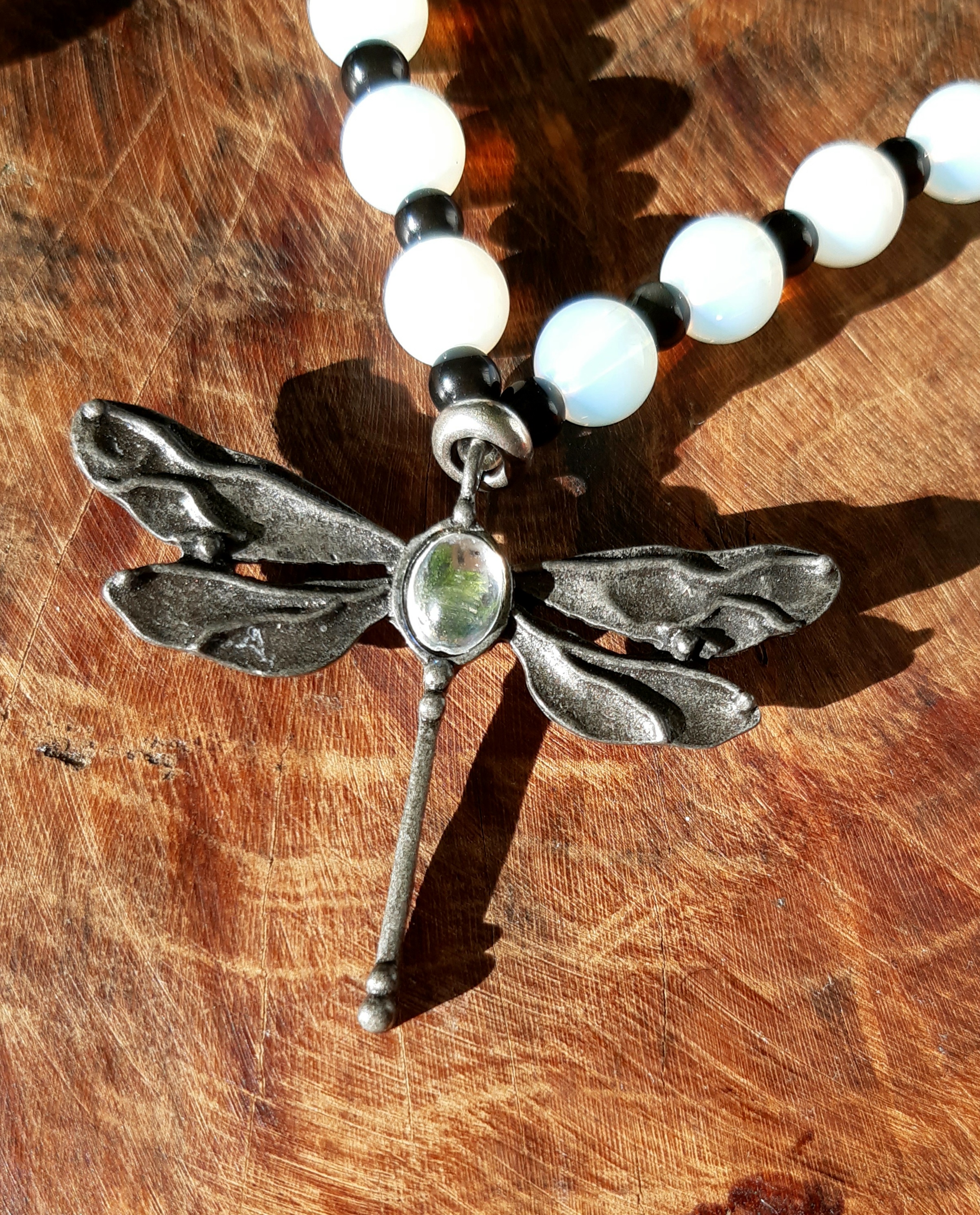 parure en pierres naturelles avec une libellule