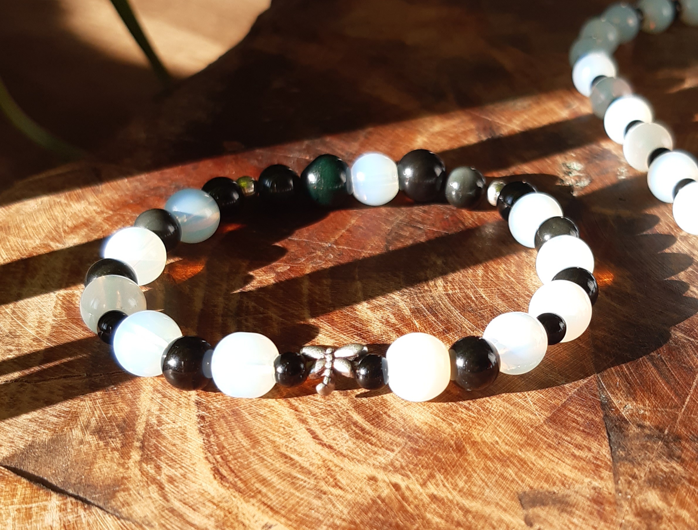 parure en pierres naturelles avec une libellule