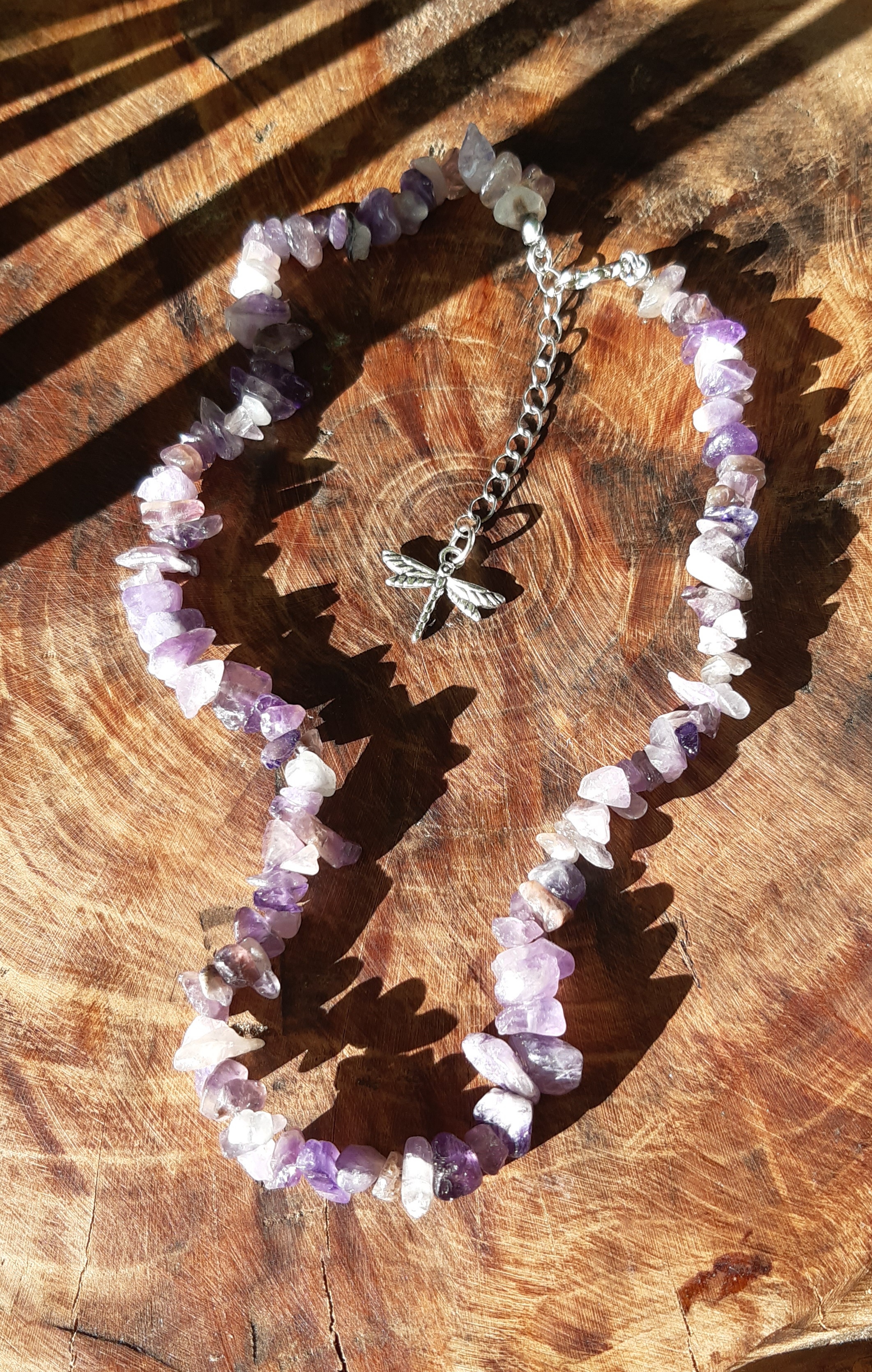 Collier en perles "chips" avec libellule