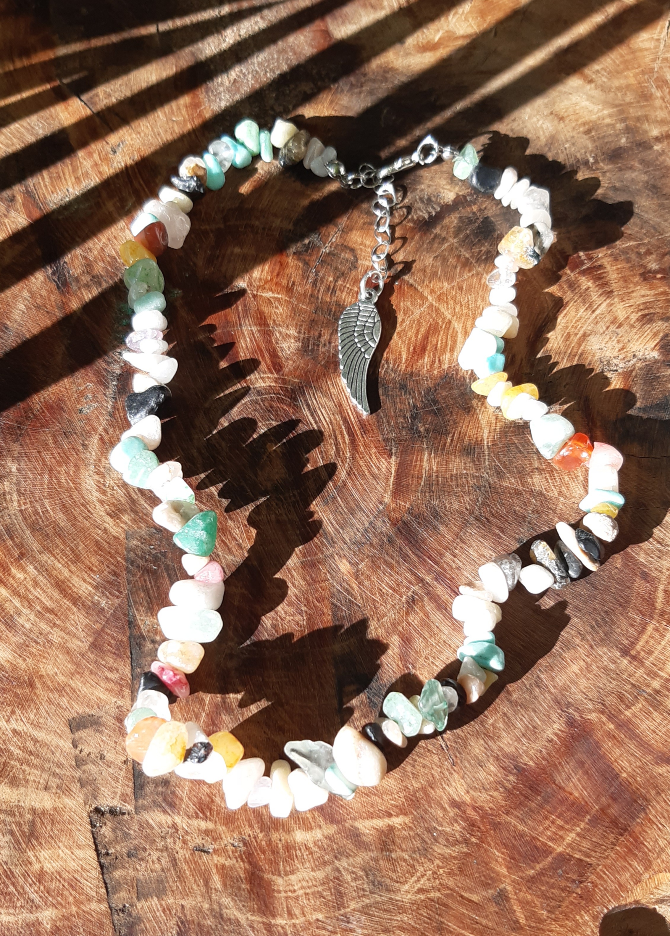 Collier en perles "chips" avec une aile