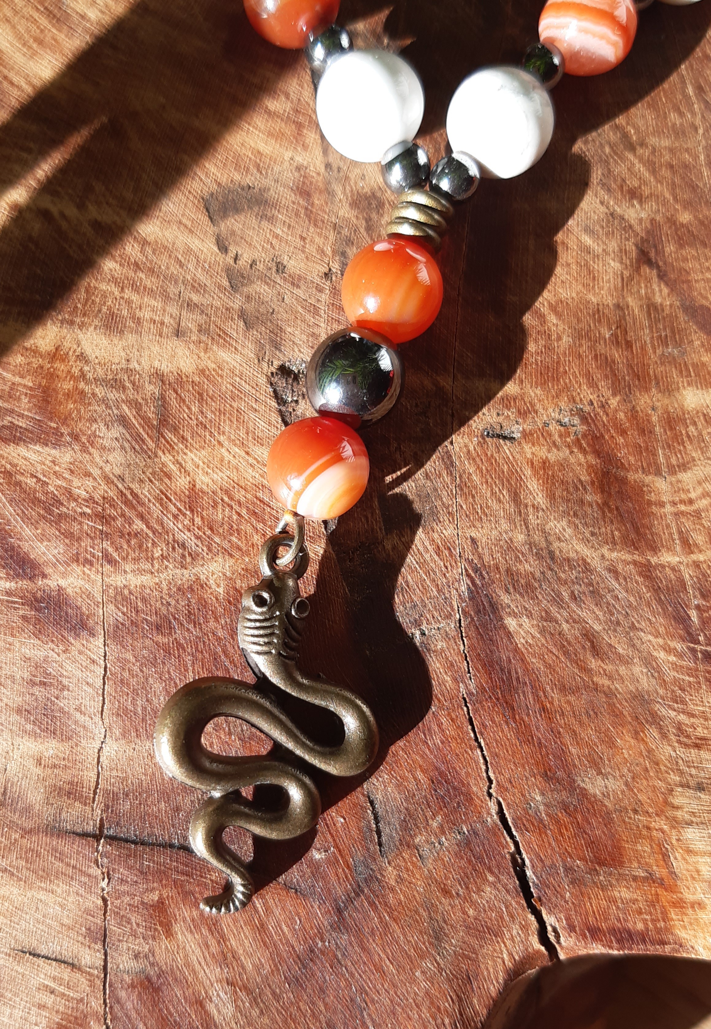 Collier en perles naturelles avec un serpent