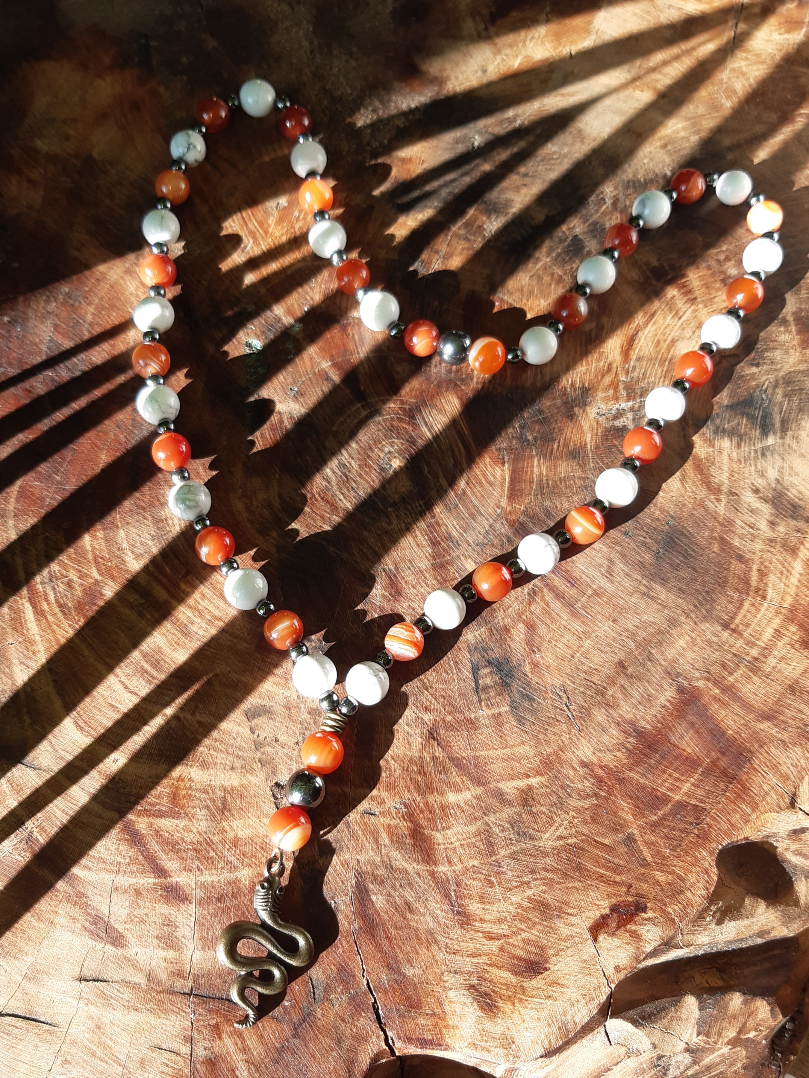 Collier en perles naturelles avec un serpent