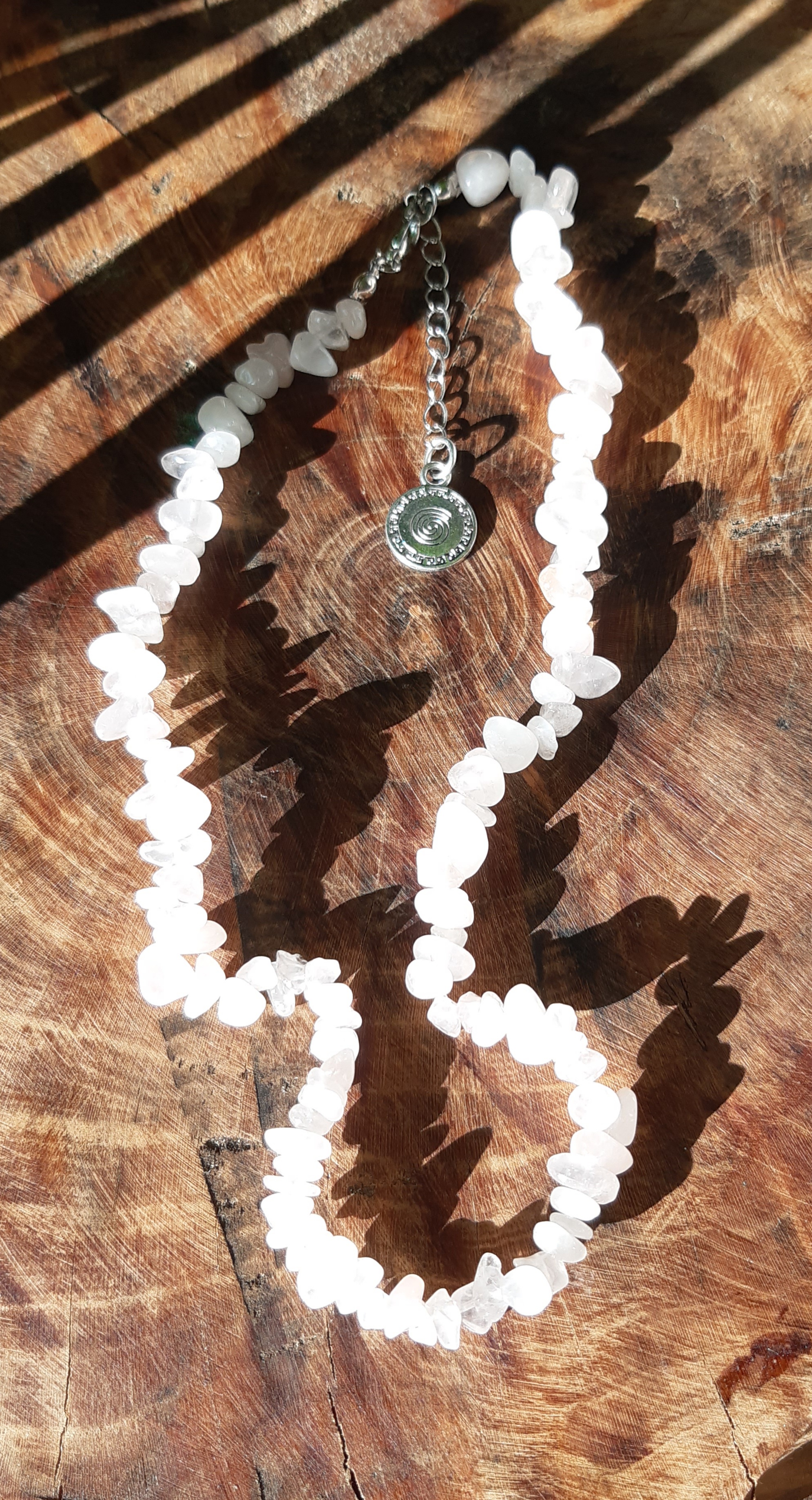 Collier en pierres avec spirale