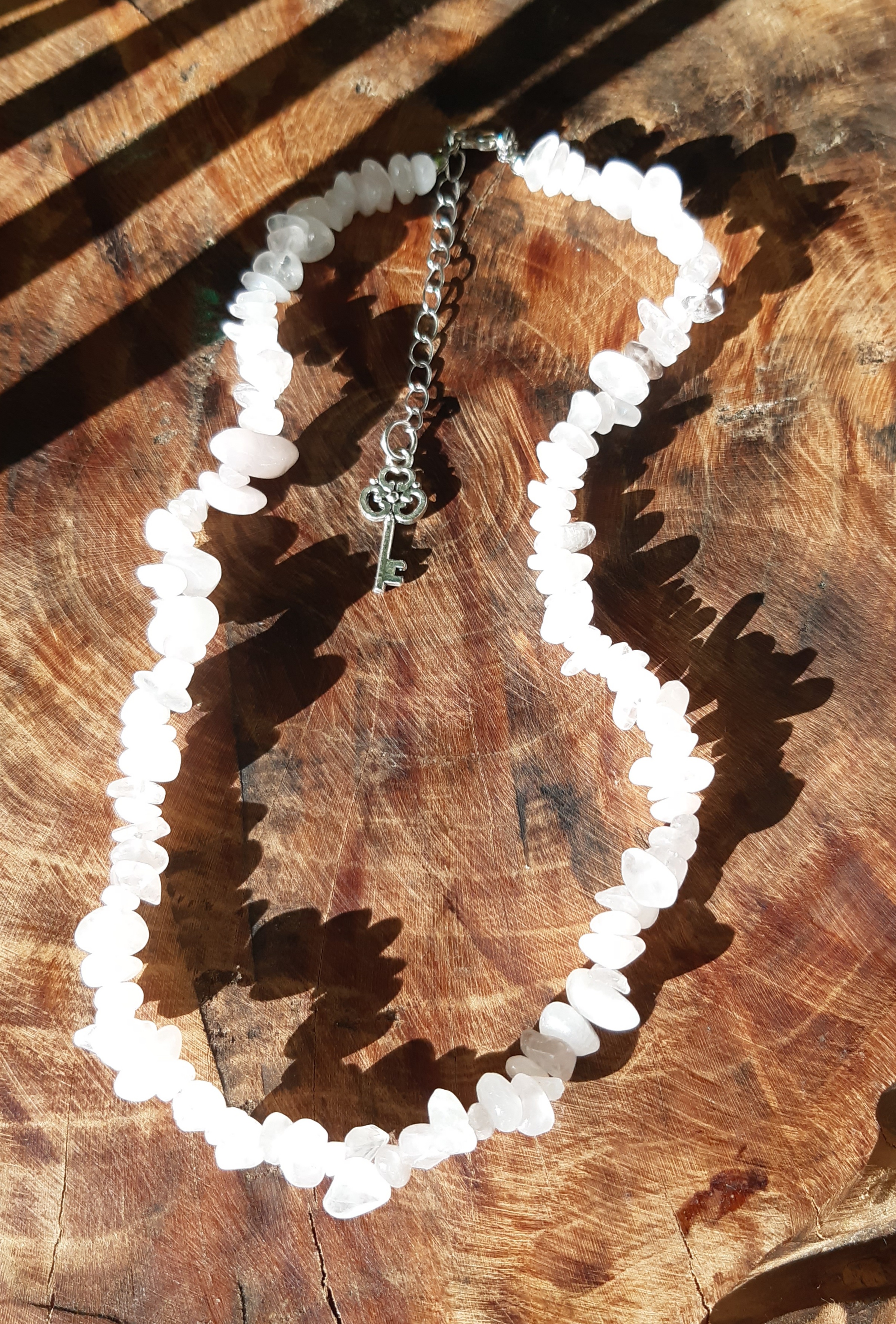 Collier en pierres avec spirale