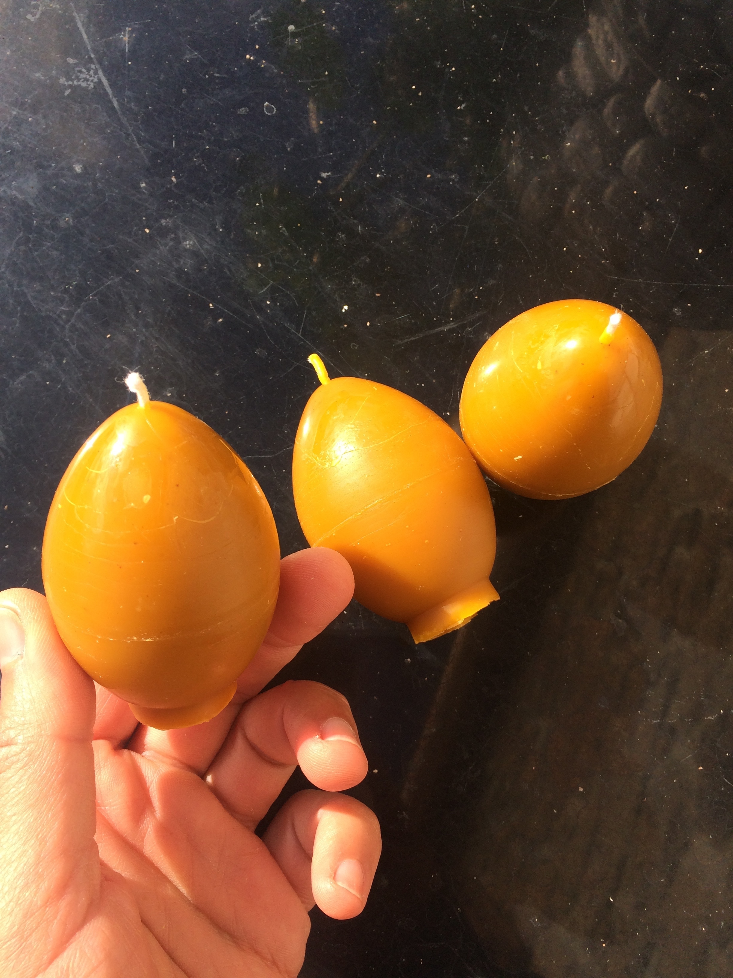 vela aromática de cera de abelha com cristais de moscovite e alfazema - ovo