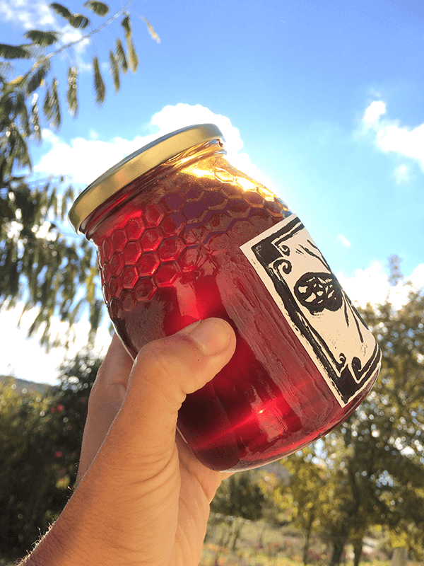 1kg de mel multifloral escuro com rótulo em linogravura