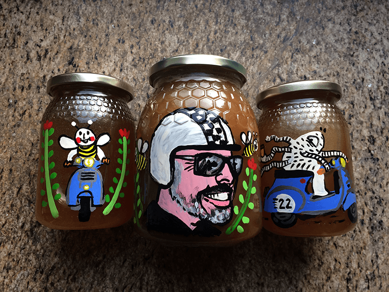 1kg de mel multifloral escuro com rótulo personalizado pintado à mão